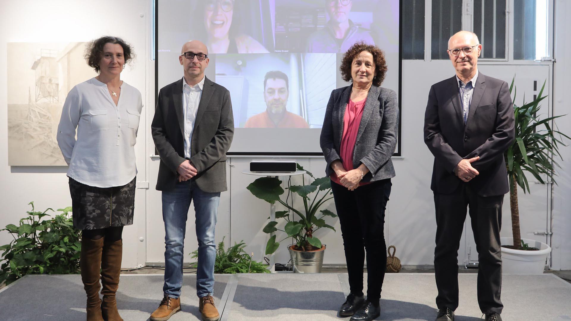 De izquierda a derecha: la directora de la ANADP, Inés Francés, el director general del Observatorio de la realidad Social, Txerra García de Eulate, la consejera Maeztu y el director general de Protección Social y Cooperación al Desarrollo, Andrés Carbonero. En las pantallas traseras, profesionales de Finlandia