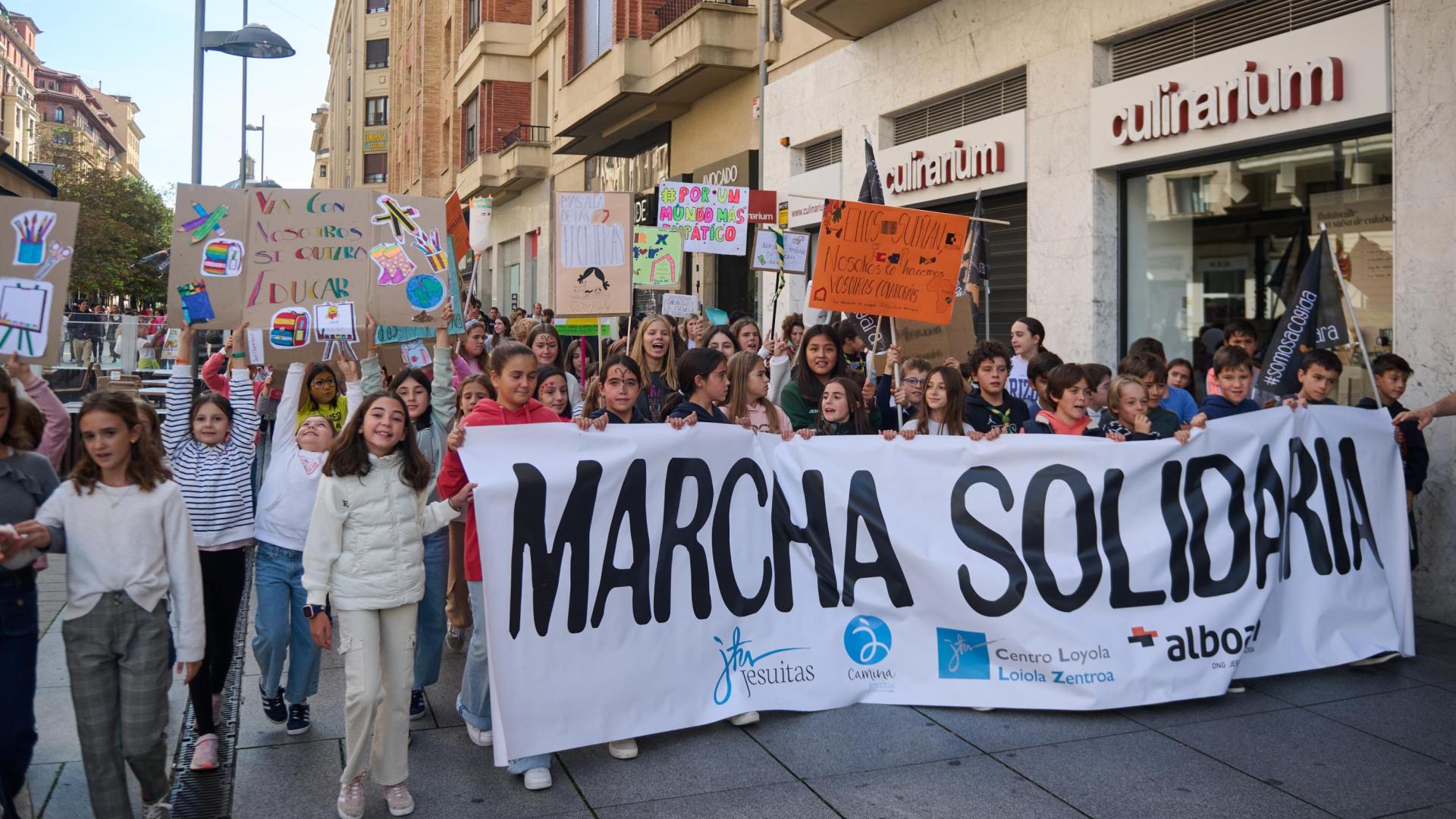 Niños y niñas del colegio Jesuitas de Pamplona a su paso por Carlos III.