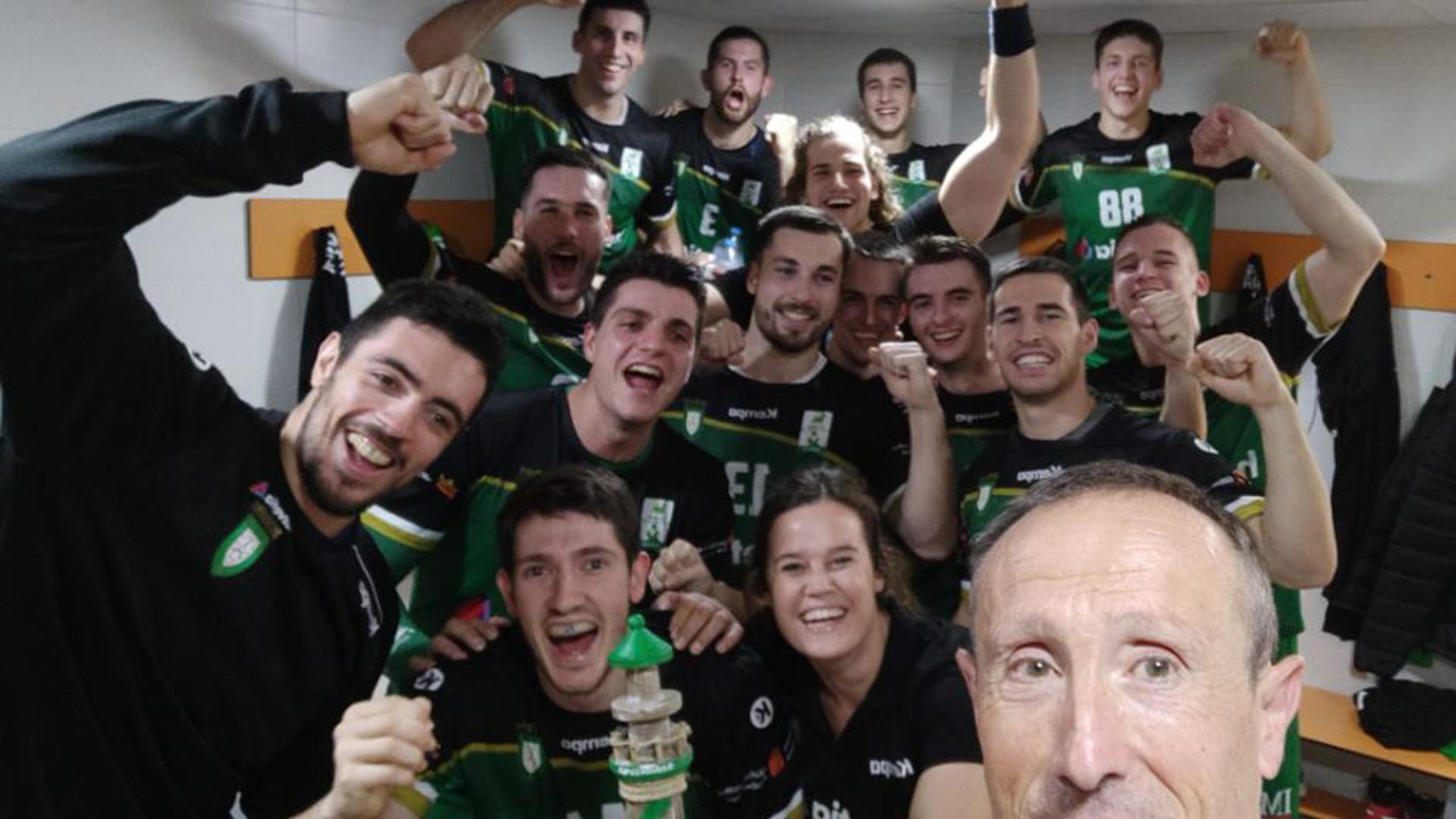 La plantilla de Helvetia Anaitasuna celebra su victoria contra Fertiberia Puerto Sagunto
