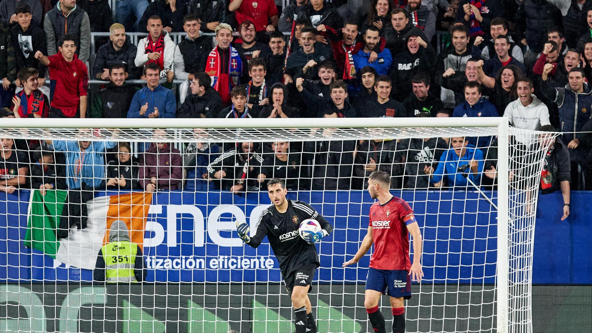 Sergio Herrera, junto a David García, en el Osasuna-Granada del viernes.