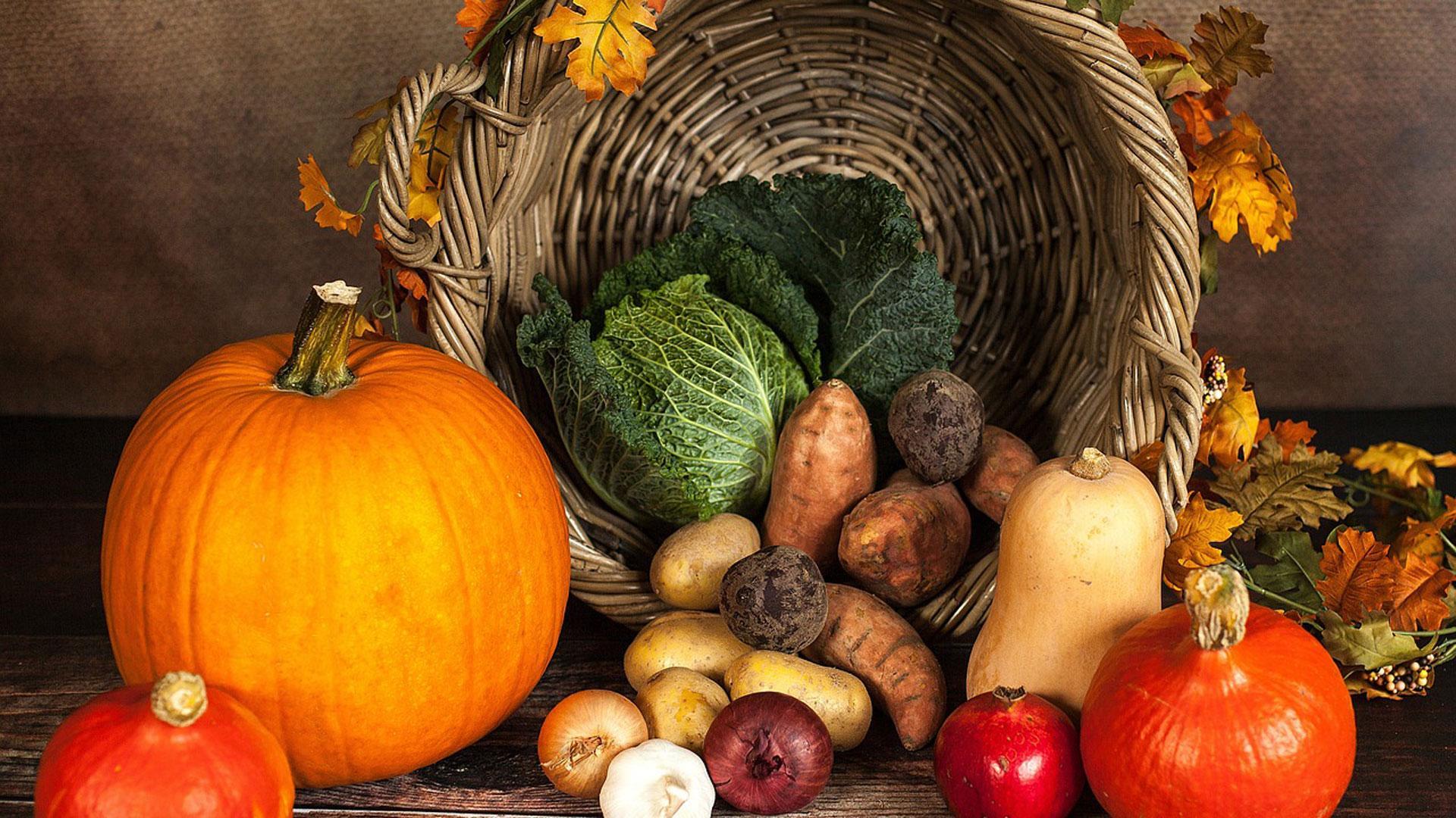 Bodegón de frutas y verduras de la temporada de otoño