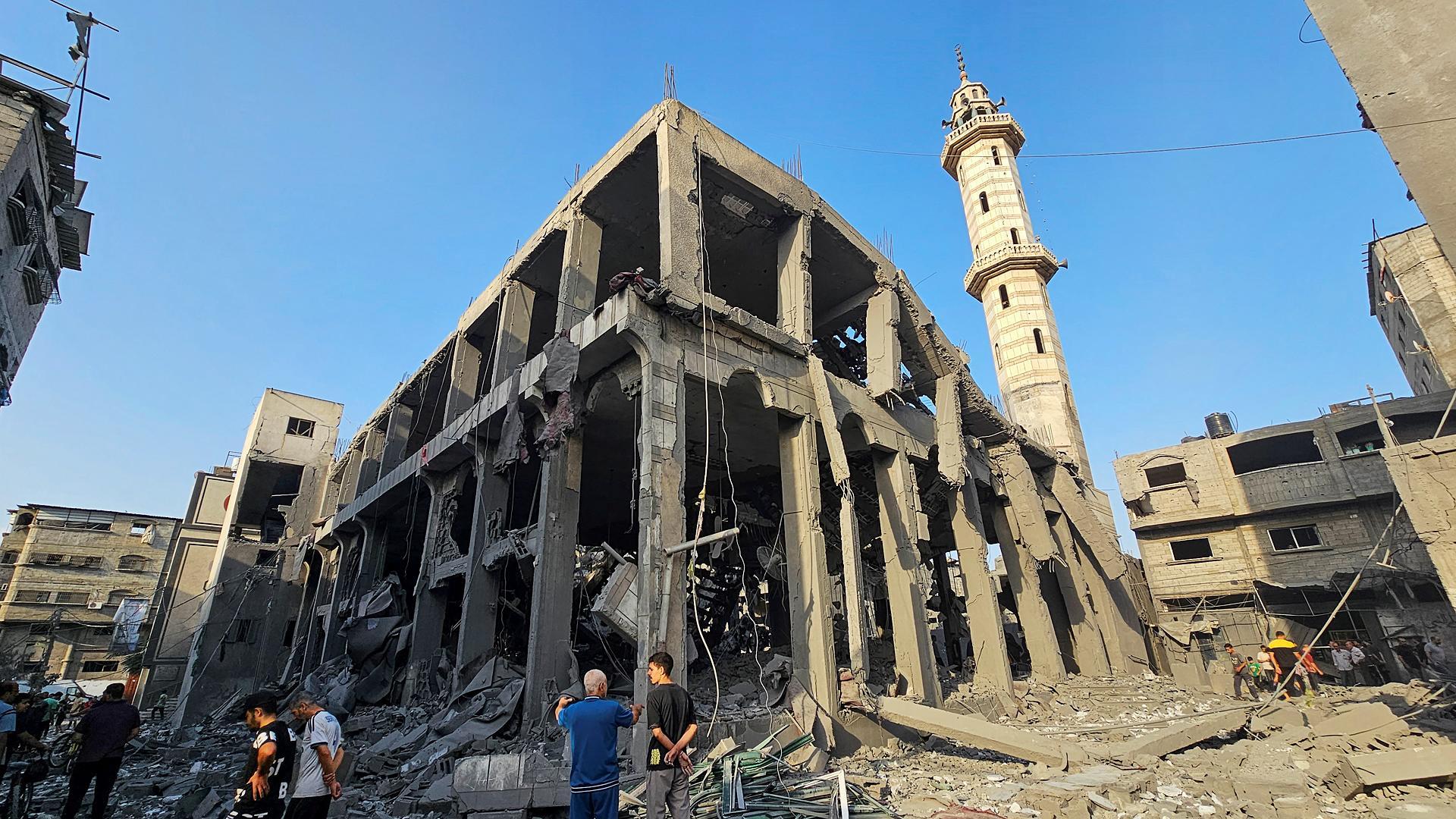 Varios palestinos junto a los escombros de un edificio en el norte de la Franja de Gaza tras los bombardeos israelíes