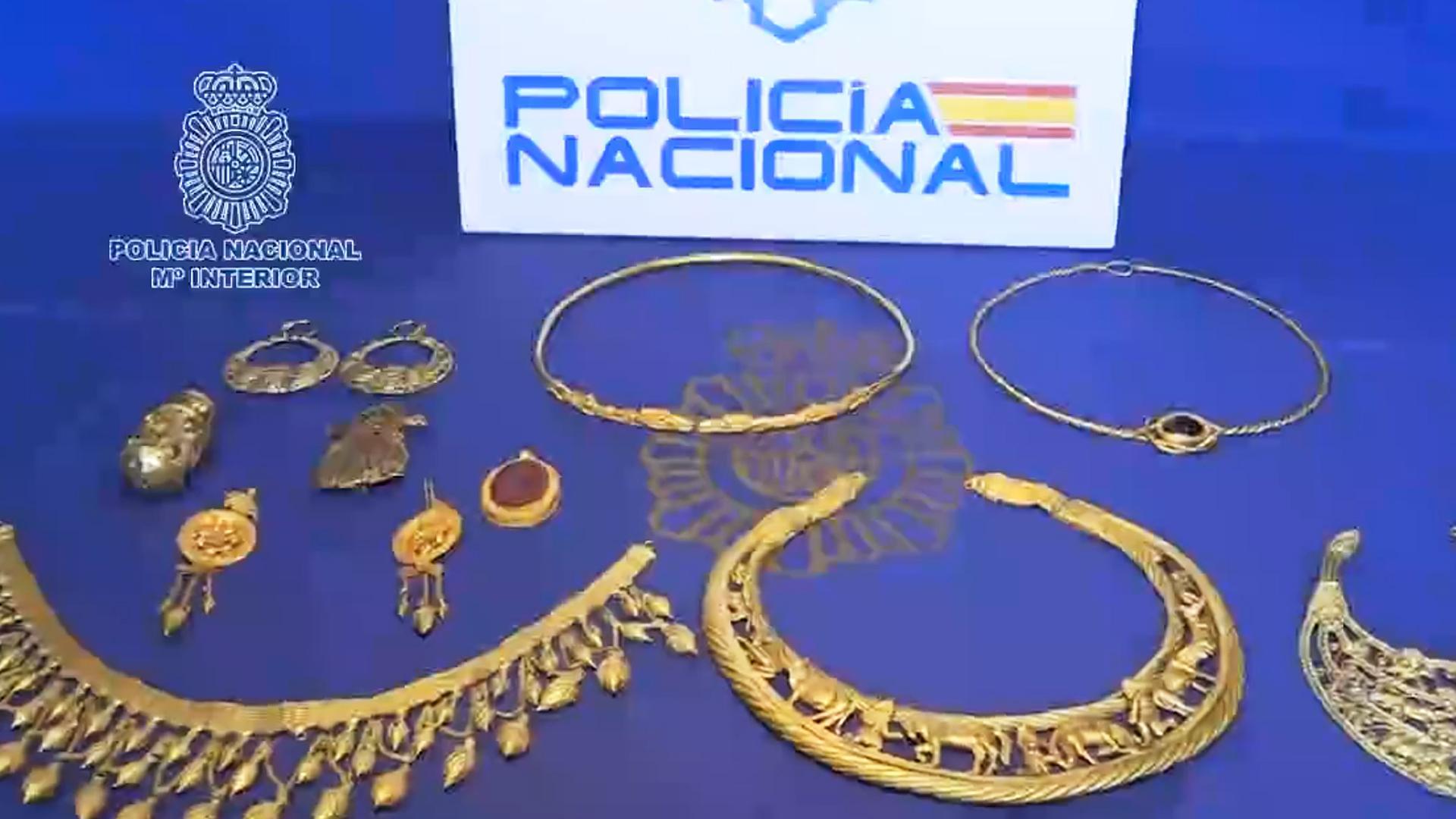Parte de los objetos recuperados por la Policía Nacional en la 'operación Cuzco'
