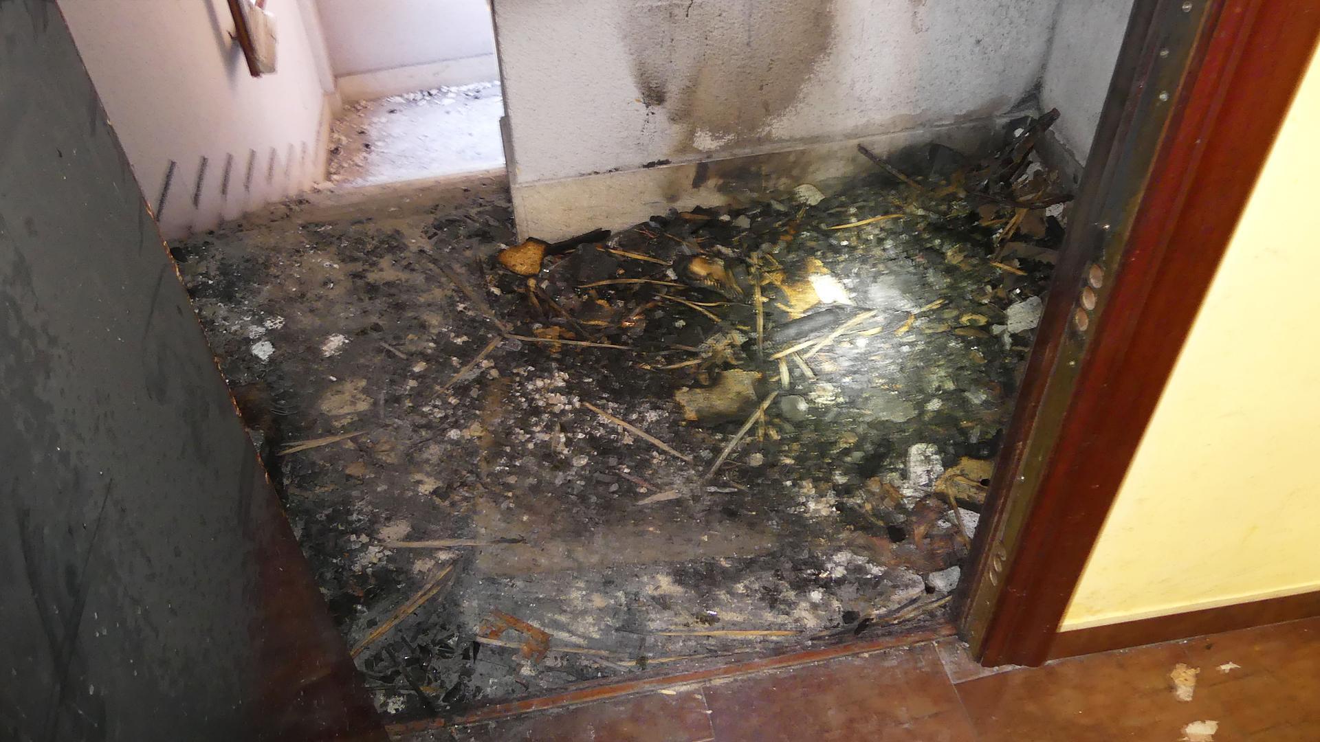 Detalle de los restos del incendio en uno de los rellanos afectado