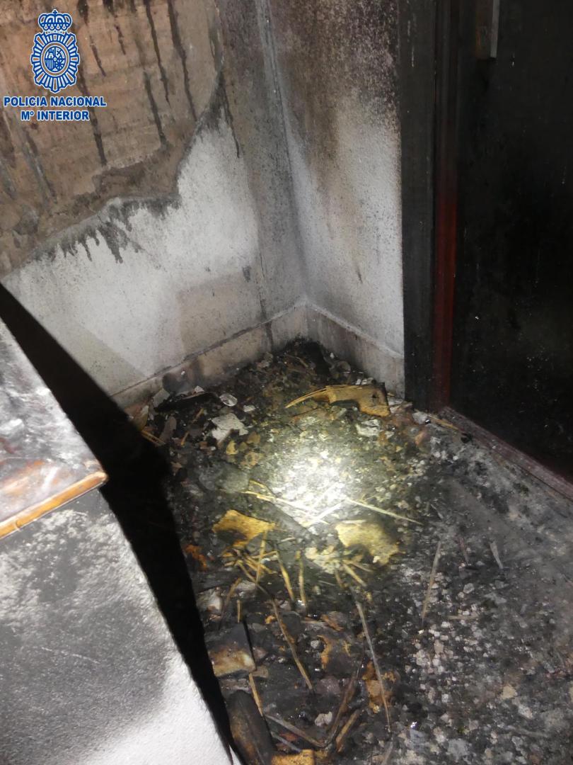 Restos de mobiliario que usó la detenida para iniciar el fuego en el recinto
