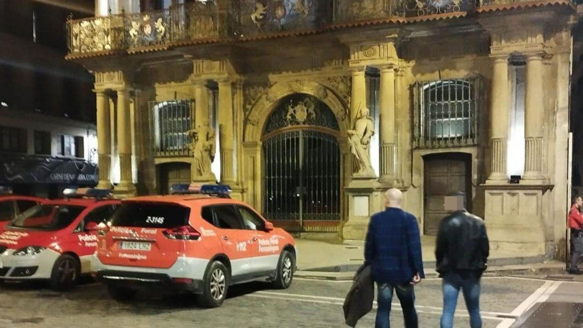 Coches de la Policía Foral en la plaza del Ayuntamiento de Pamplona