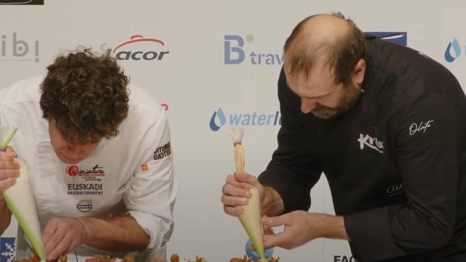 Gorka Aguinaga y David Sánchez, del Iruñazarra, preparan los pinchos 'Ondarmendi' en el Campeonato de Euskalherria