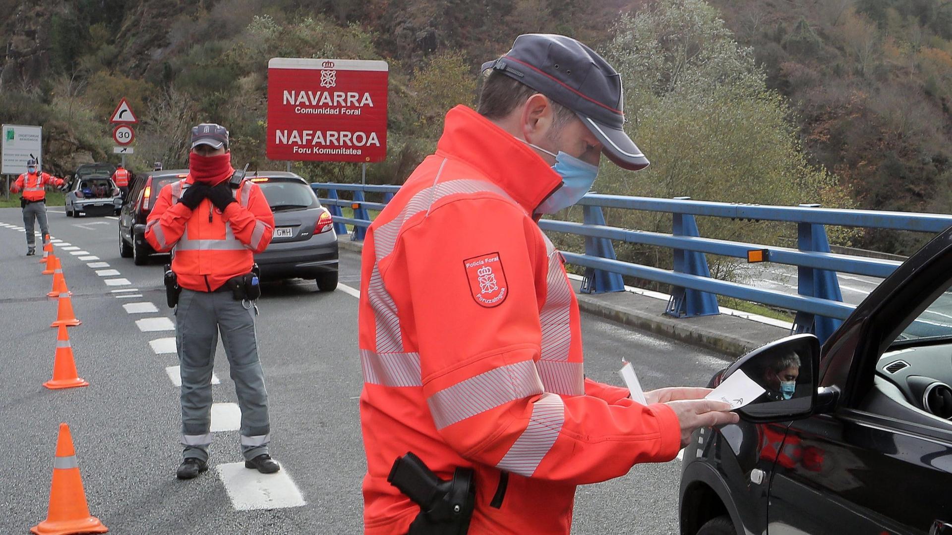 Agentes de la Policía Foral y de la Ertzaintza realizan un control de tráfico simultáneo para vigilar la movilidad entre Navarra y el País Vasco en el puente de Endarlatsa (Guipúzcoa), en diciembre de 2020
