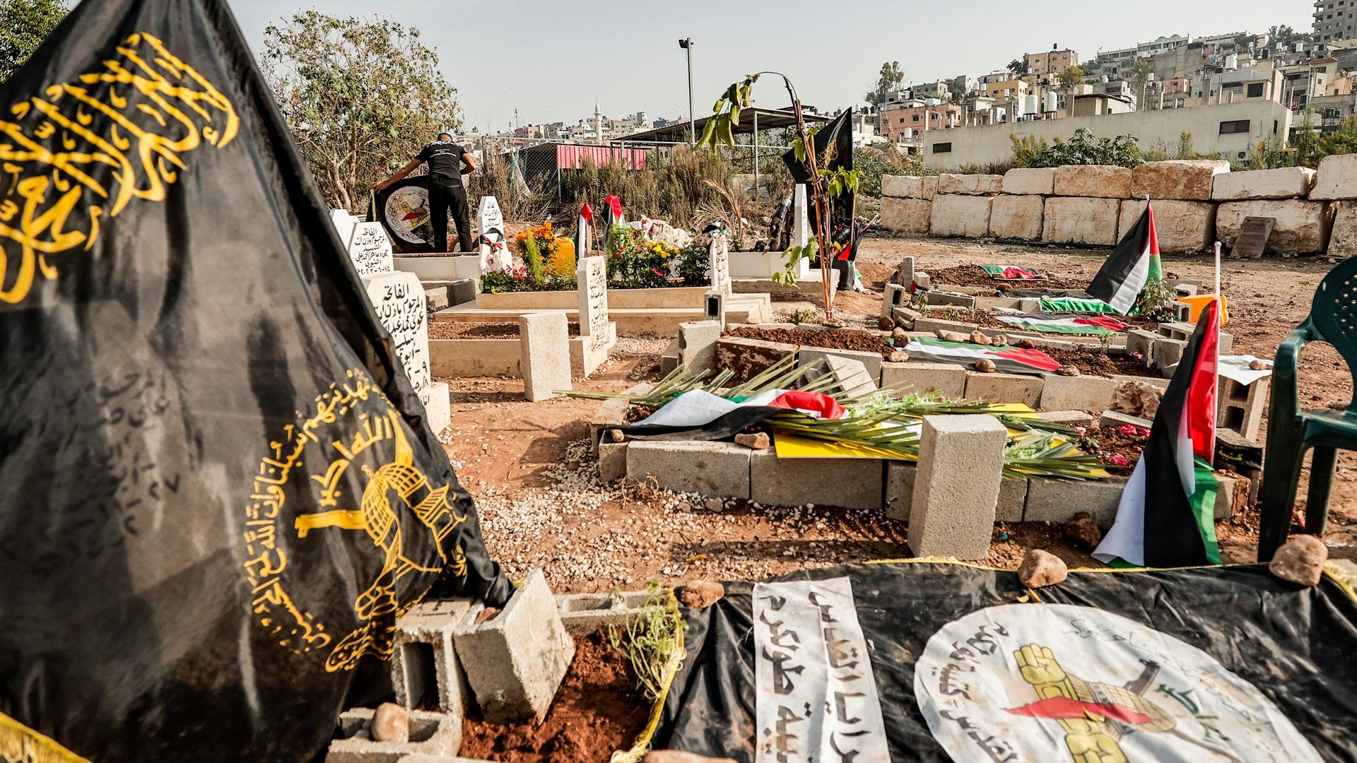Fotografía este lunes de tumbas pertenecientes a los fallecidos durante la incursión isaraelí en el campo de refugiados