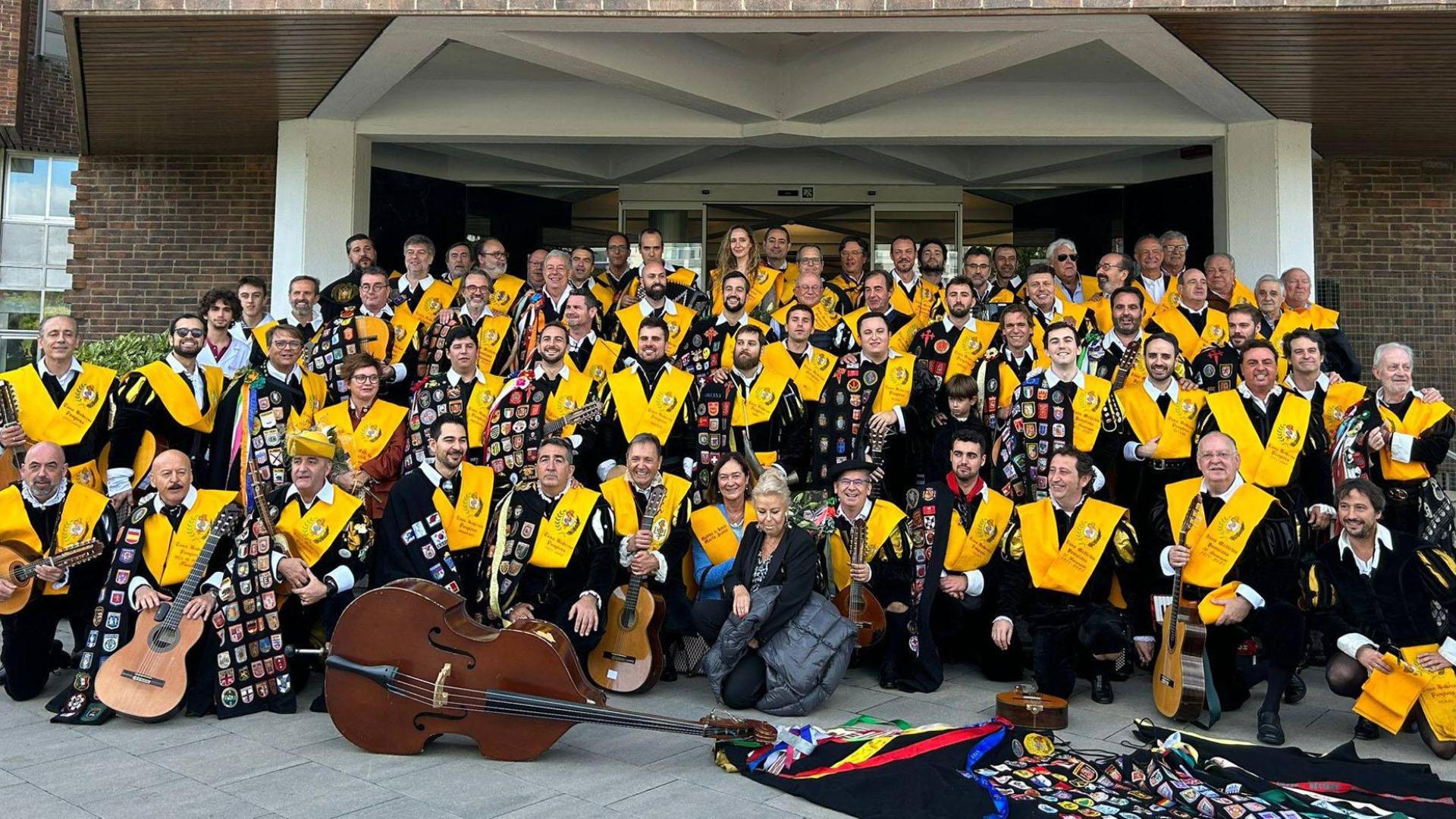 Los miembros de la Tuna de Medicina, en el edificio de Ciencias de la Universidad de Navarra