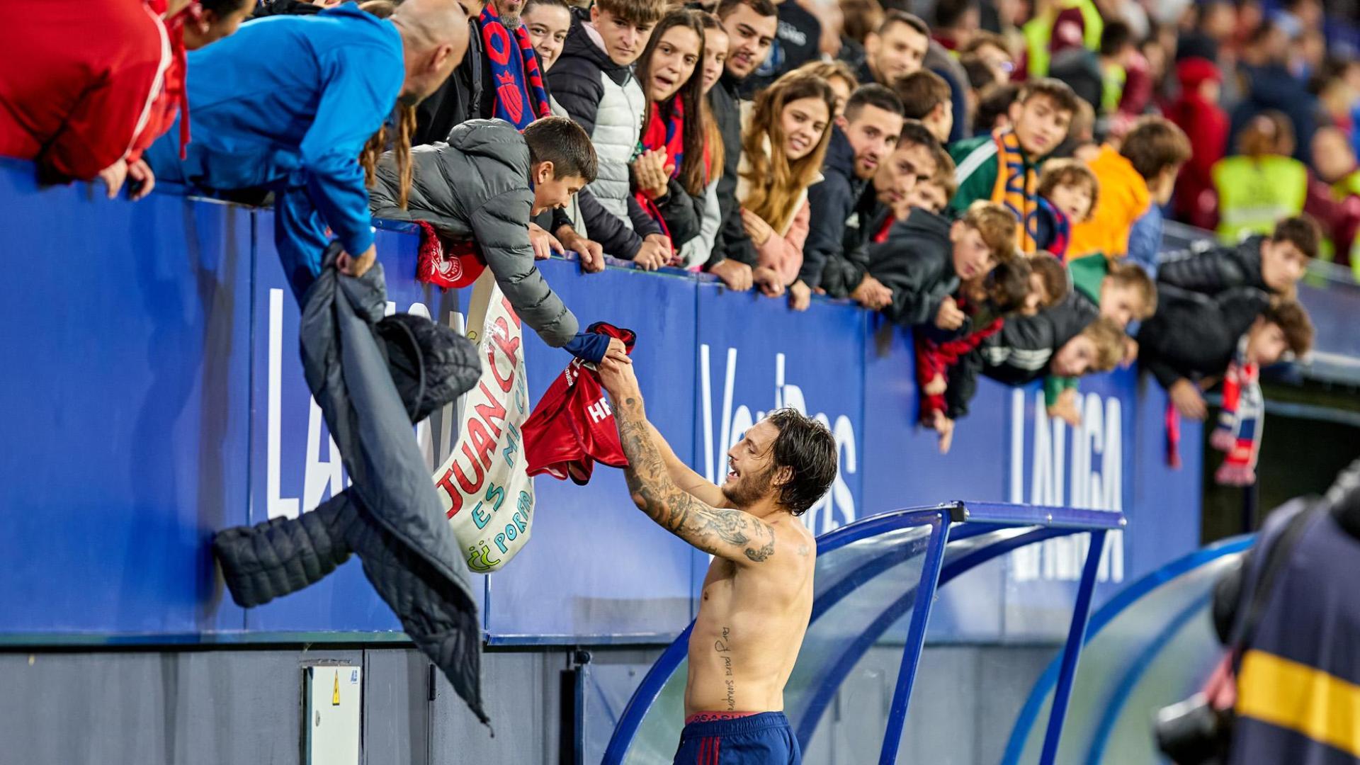 Juan Cruz regaló su camiseta a este joven aficionado que se la pidió tras el partido del viernes contra el Granada