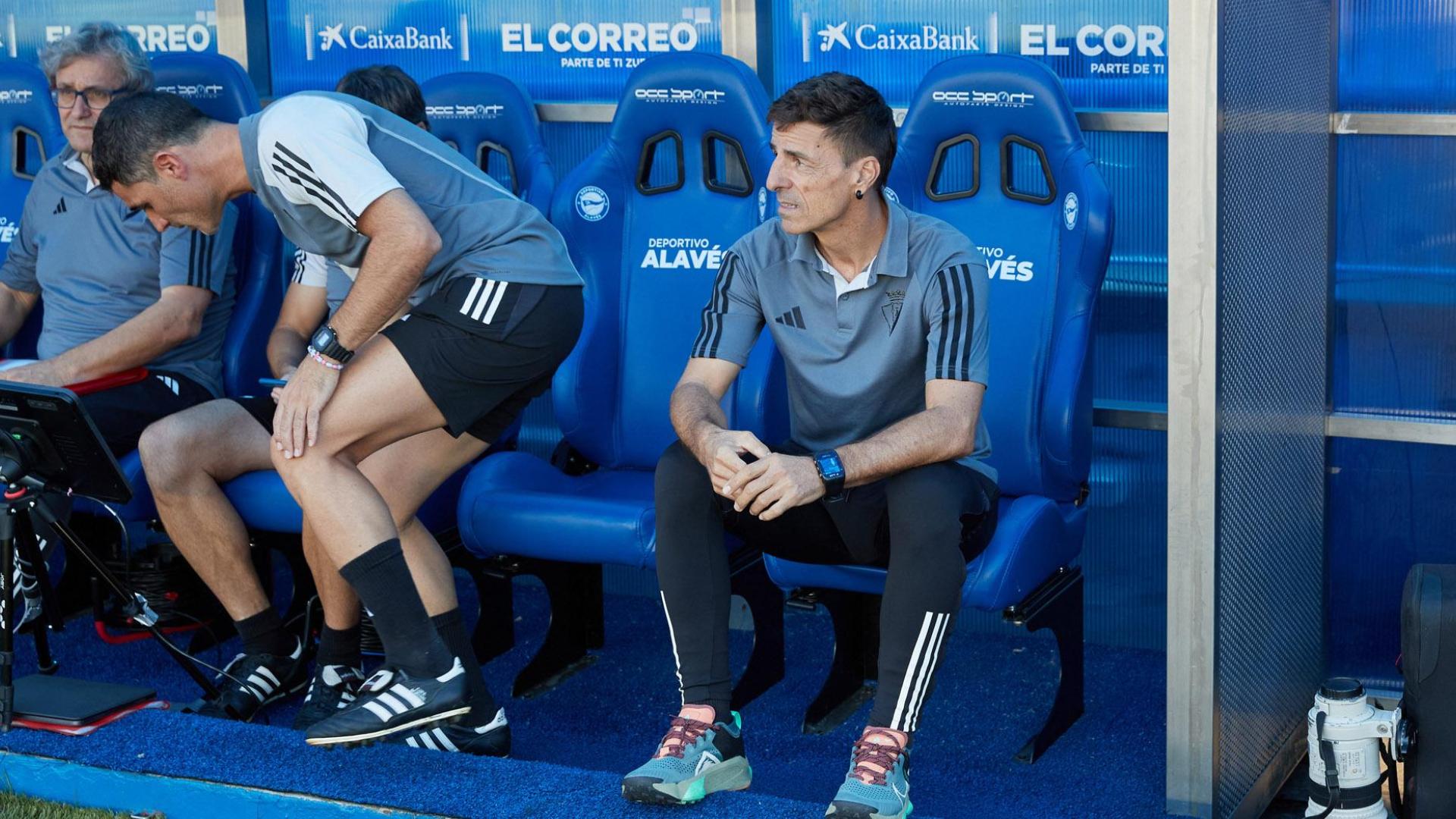 Alkiza, sentado en el banquillo de Mendizorroza cuando dirigió al equipo con Arrasate sancionado