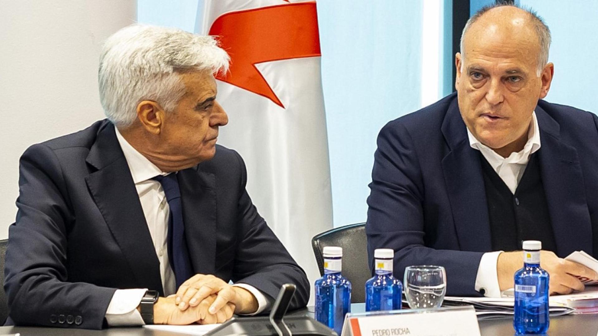El presidente de la Comisión Gestora de la Real Federación Española de Fútbol (RFEF), Pedro Rocha, junto al presidente de LaLiga, Javier Tebas, durante la Asamblea General de LaLiga