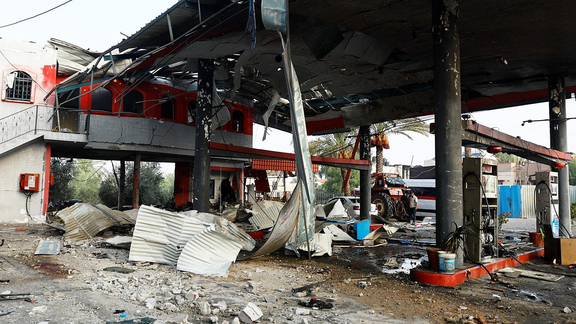 Vista general de una gasolinera devastada tras los bombardeos del Ejército israelí