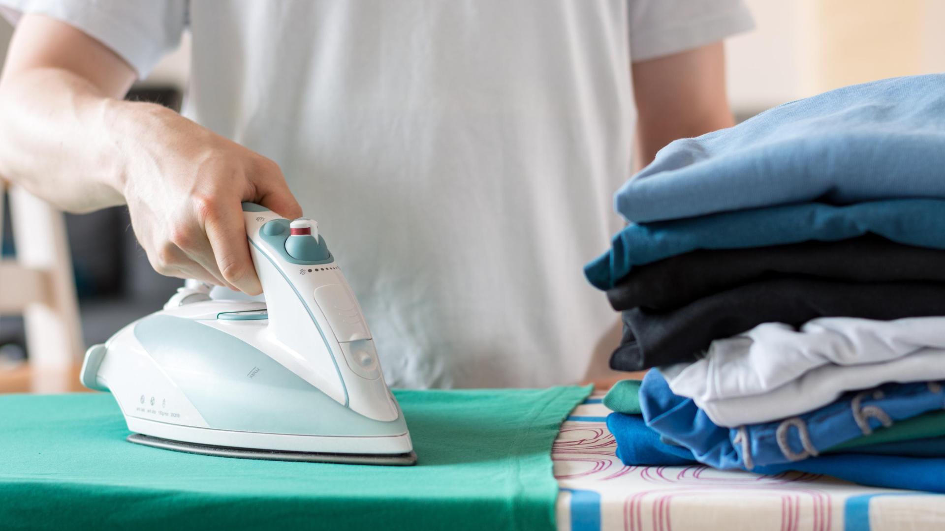 Planchar la ropa es una de las tareas del hogar que más posponemos.