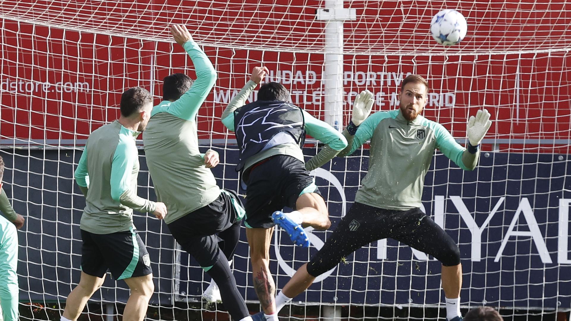 El meta Jan Oblak observa el remate de sus compañeros durante el entrenamiento de este martes, 24 d eoctubre