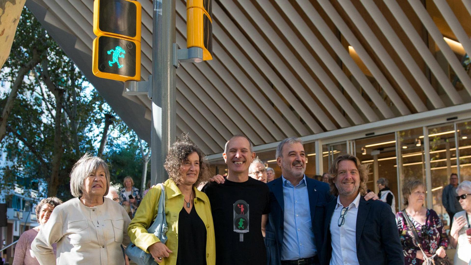 Desde la izda., Remedios Solera y Nuria Ibáñez, mujer e hija de Francisco Ibáñez; el tafallés Francisco Javier Ibáñez, el alcalde de Barcelona, Jaume Collboni; y el concejal de distrito