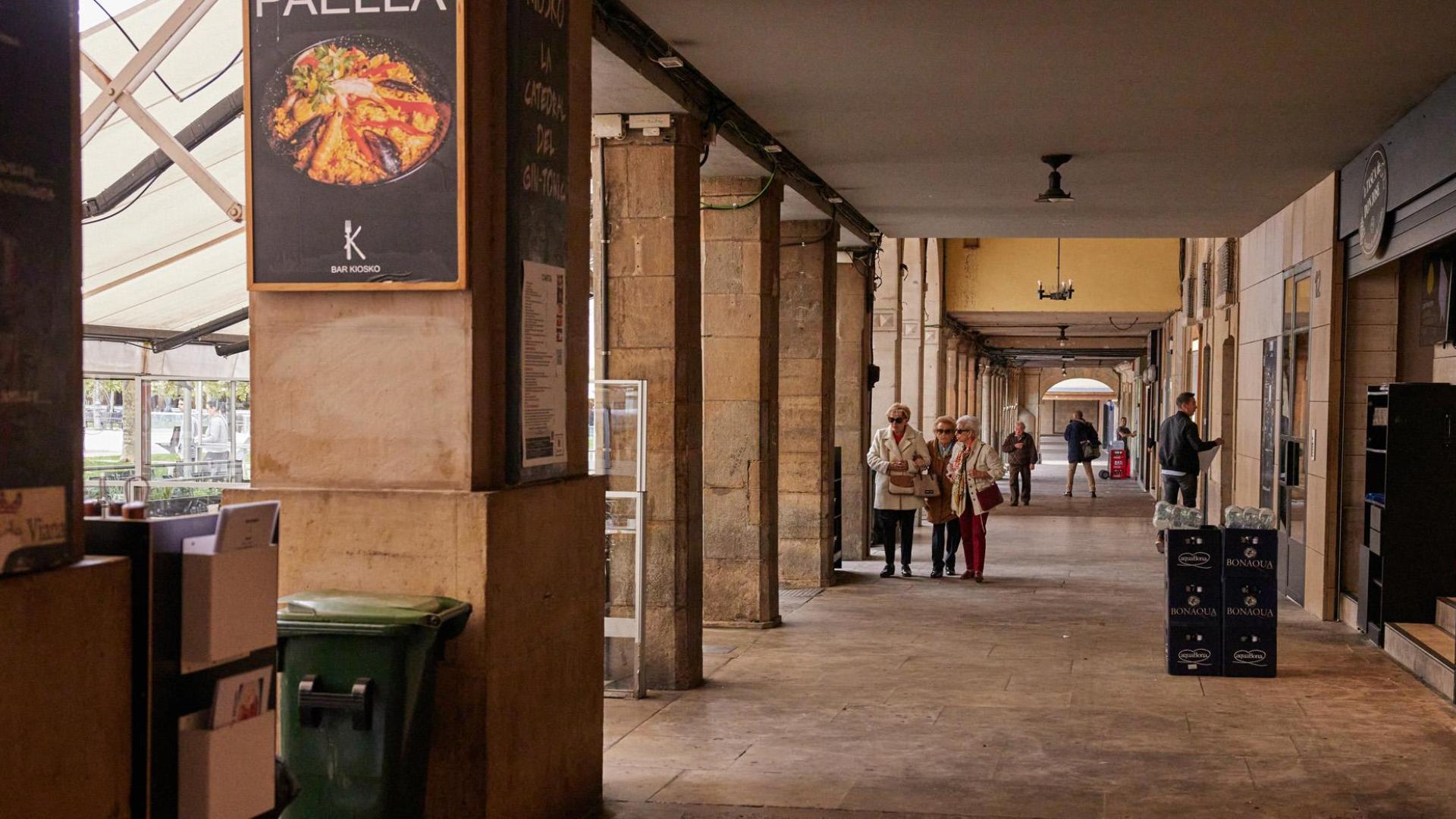 El ayuntamiento insiste en que los soportales deben estar libres de obstáculos y que todos los elementos estén en la zona de terraza