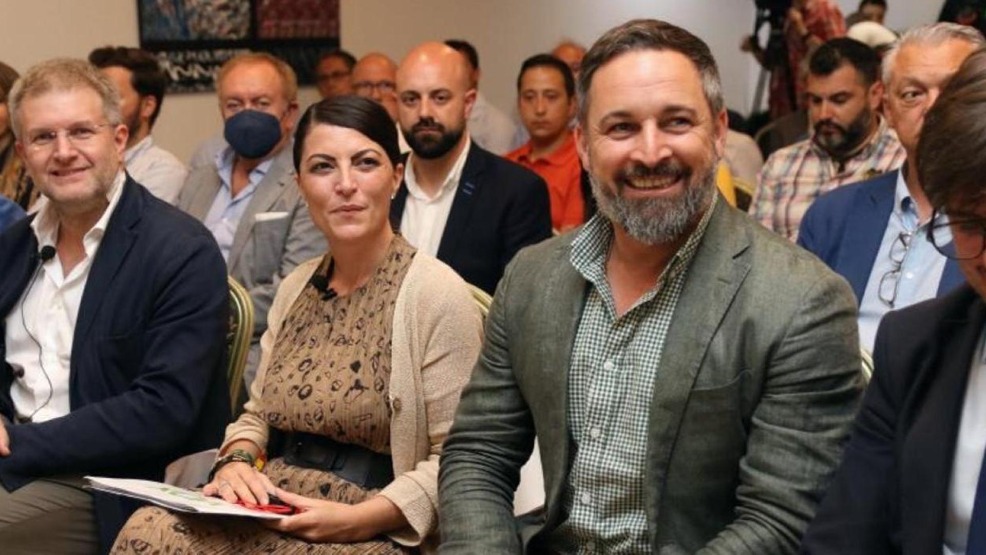 El presidente de Vox, Santiago Abascal, junto a la que fue candidata a la Presidencia de la Junta de Andalucía, Macarena Olona, durante la campaña electoral