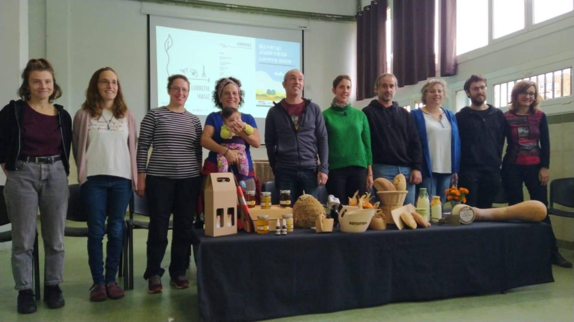 De izquierda a derecha, Itsasne Mendiberri Jaurena, Aloña González Bereau, María Torres Ustariz, Haizea Belarra Eneterreaga, Aitor Azkarate Tomassone, Maialen Chantre Irazoki, Iñaki Bengoetxea Martínez, Ainhoa Goñi Omart, Mikel Agirre Irazoki y Elena Sauca Ibiricu