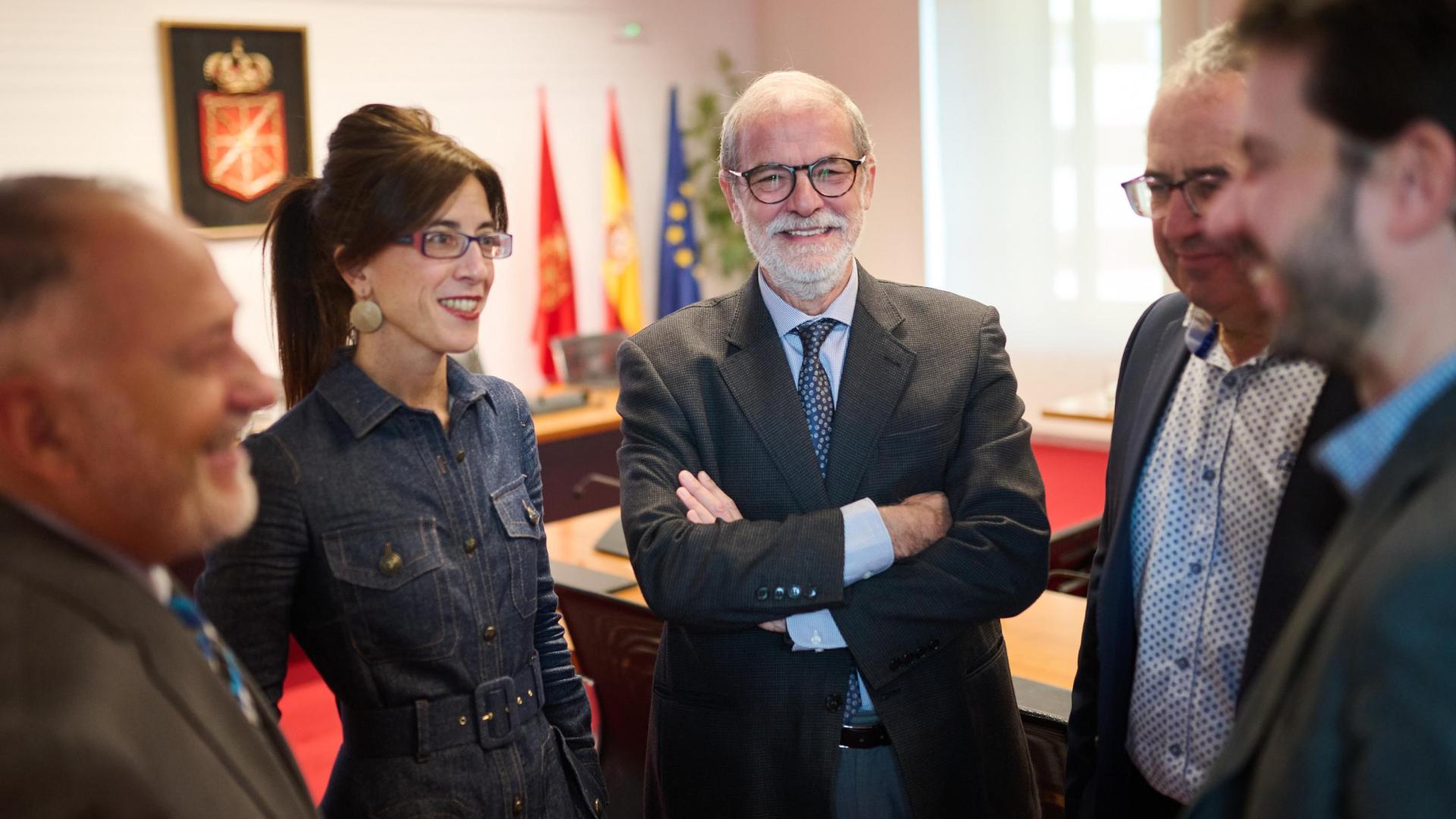 Karen Moreno (auditora) e Ignacio Salvador (presidente Comptos) en el Parlamento foral.