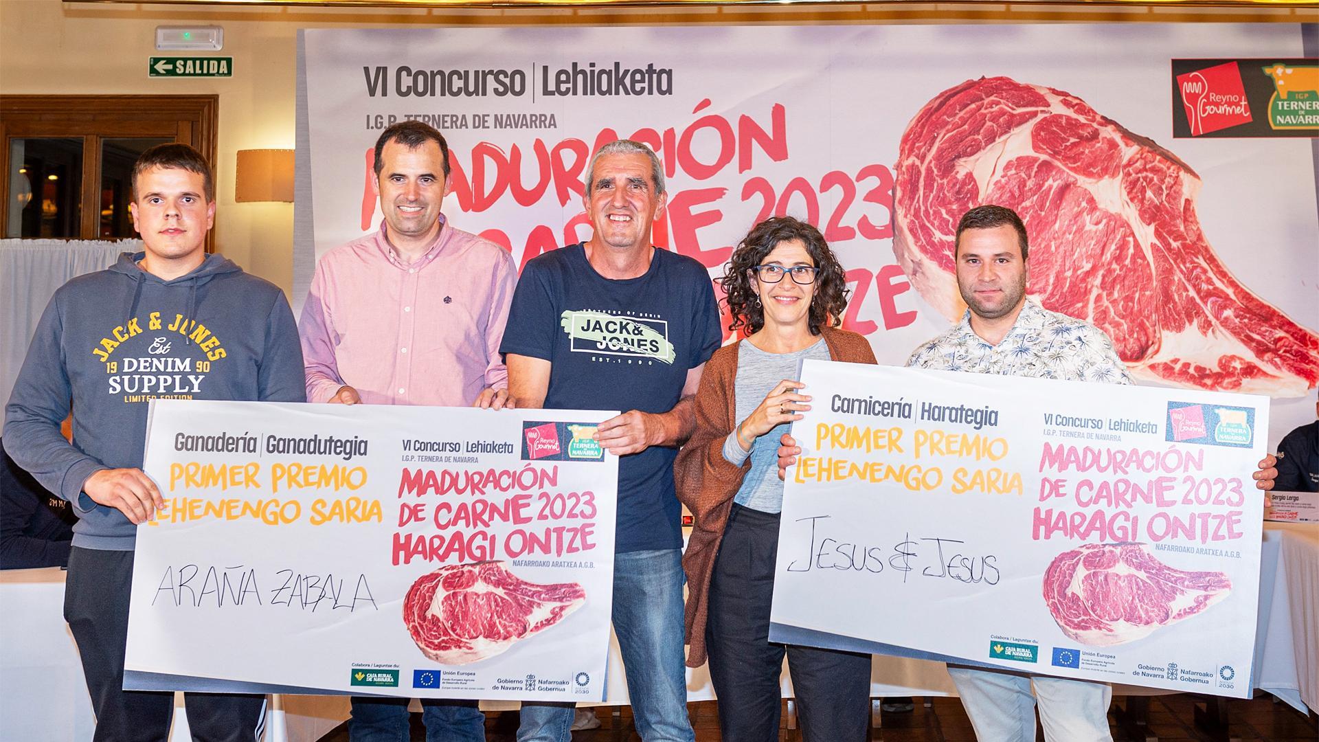 Representantes de la ganadería Araña Zabala y de la carnicería Jesús&Jesús posan con el primer premio