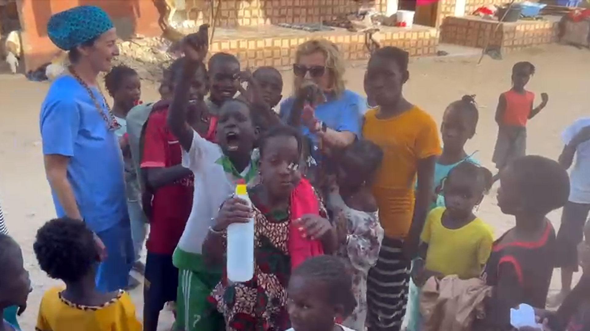 Un grupo de niños de la ciudad senegalesa de Saint Louis ha protagonizado un vídeo en el que cantan y animan a Osasuna. En compañía de dos cooperantes sanitarias navarras de la ONG Hope&Progress, dirigida por el doctor Carlos Bardají, los menores sonríen mientras entonan el ‘Osasuna nunca se rinde’.