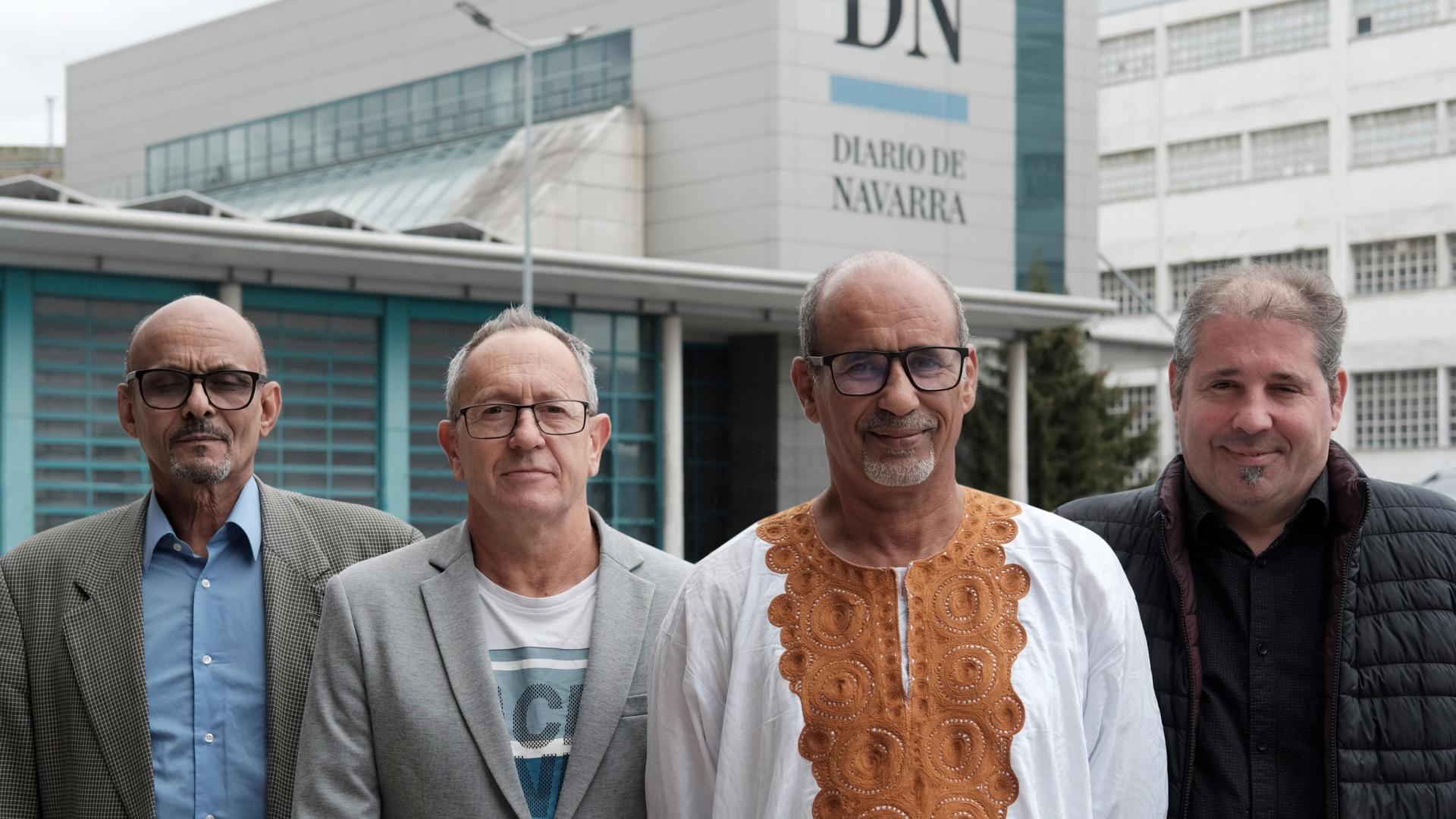 De izquierda a derecha, en las instalaciones de Diario de Navarra: Mohamed Galiani (Frente Polisario en Navarra), Alfonso Torres (fundador de Trabajadores Técnicos Sin Fronteras), Yahia Buhebeini (presidente Media Luna Roja Saharaui ) y Eduardo Irigoyen (director de ATTsF).