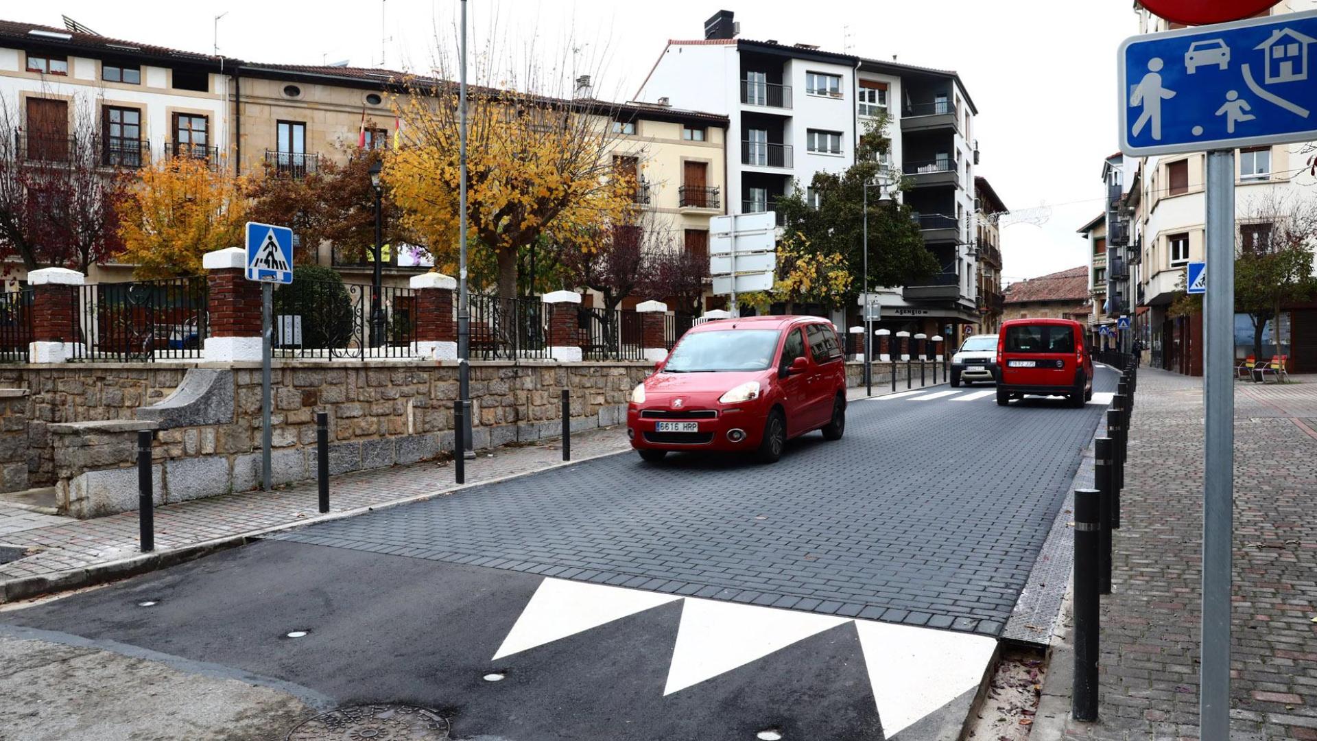 Un vehículo cruza por el tramo elevado para peatones de la calle García Ximénez