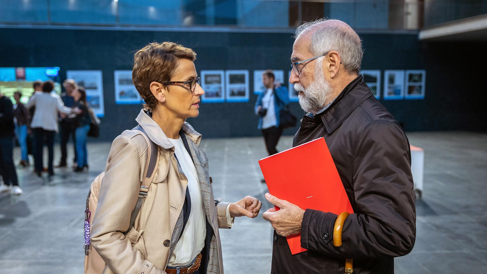La presidenta María Chivite habla con el consejero Fernando Domínguez en el atrio del Parlamento de Navarra