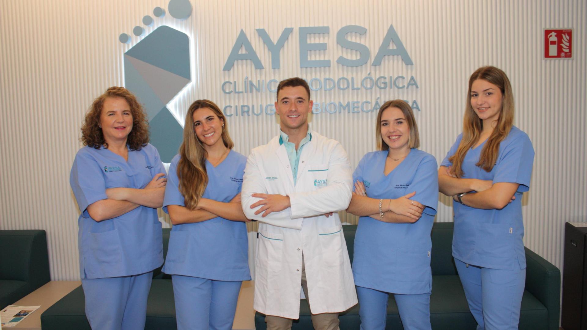 Javier Ayesa, responsable de Clínica Podológica Ayesa, junto con su equipo de profesionales.