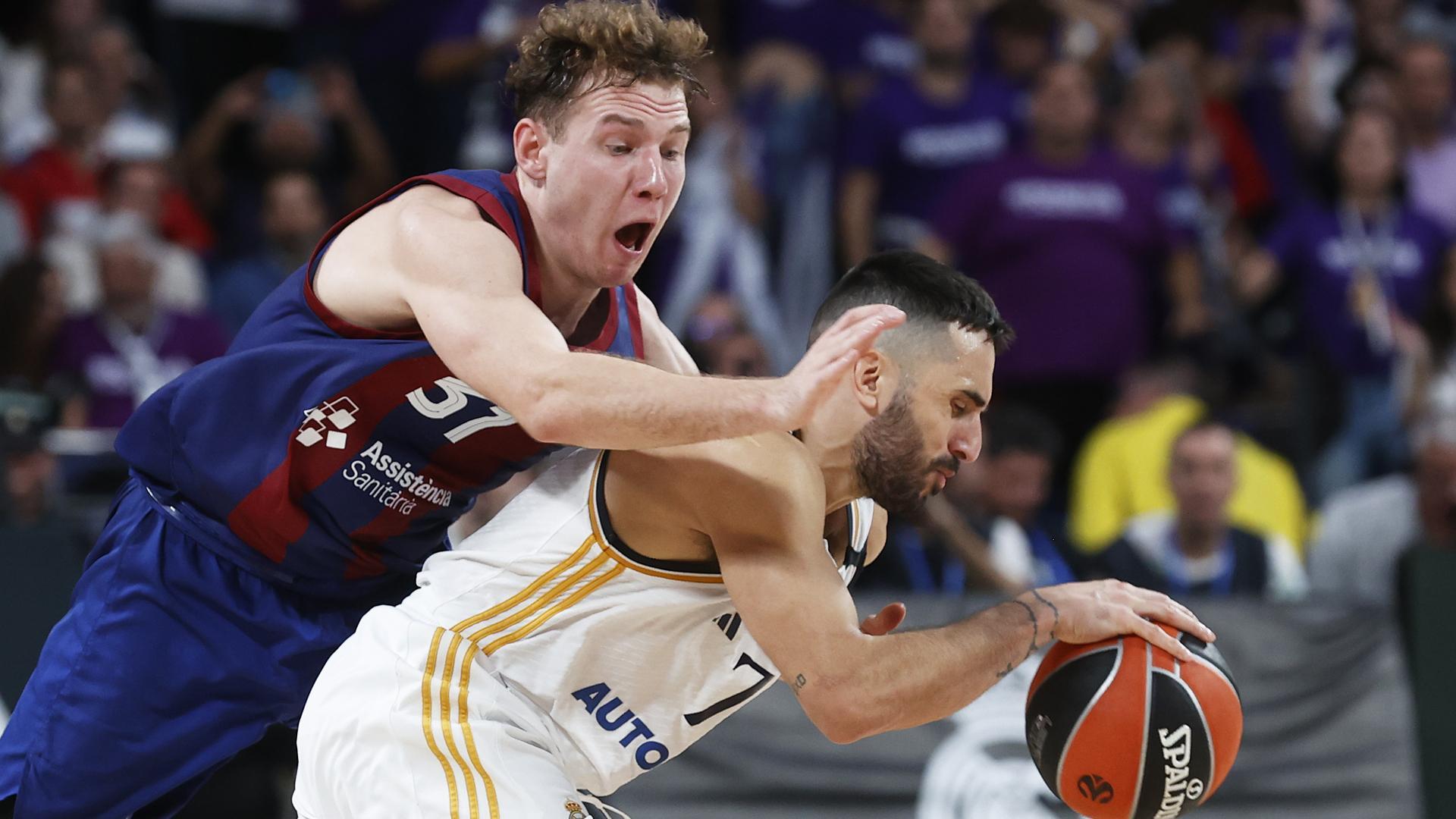 El madridista Facundo Campazzo (dcha.) se escapa del lituano Rokas Jokubaitis durante el encuentro de la Euroliga