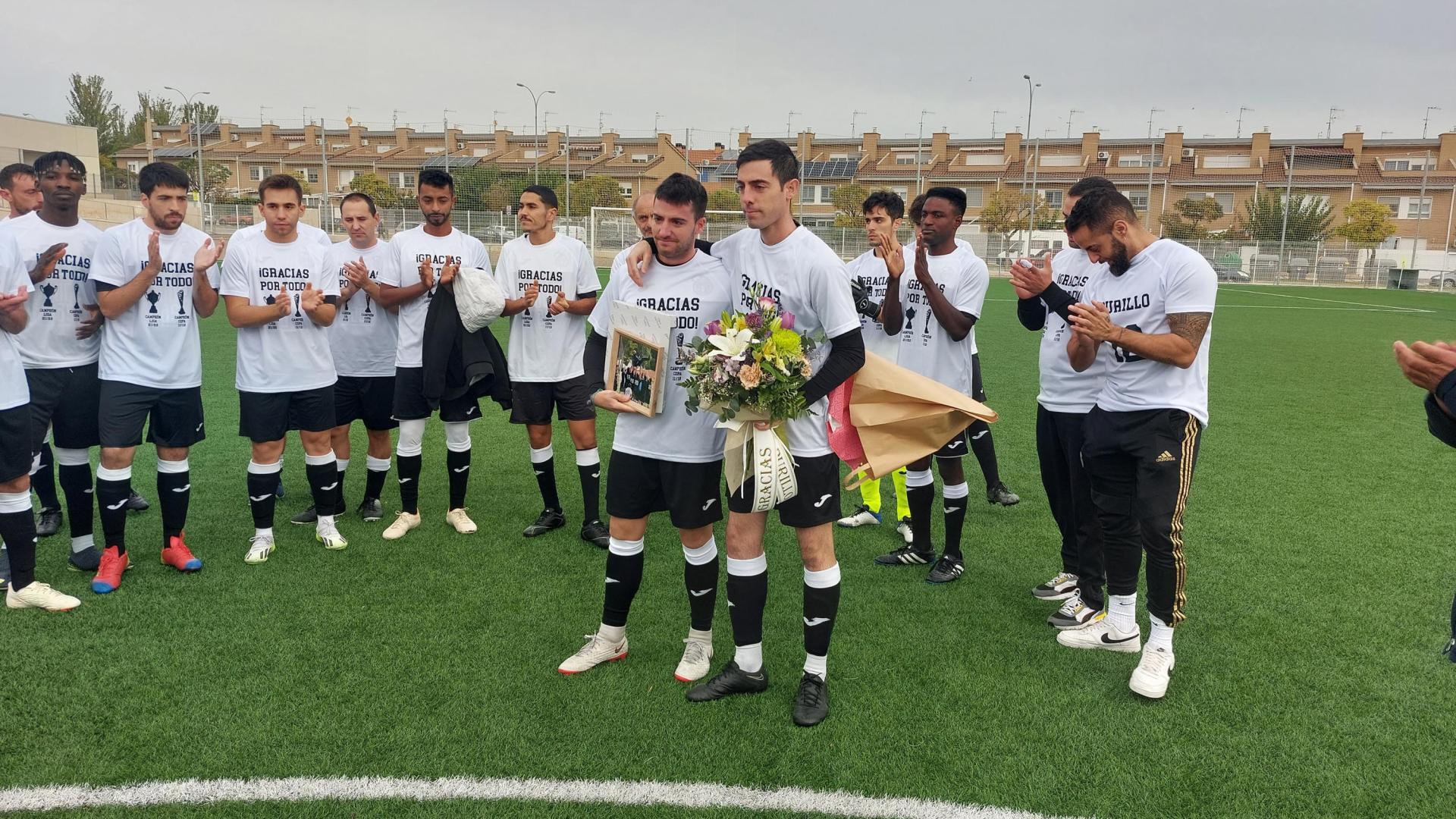 Aitor y Javi Sarnago, hijos del fallecido, en el homenaje del equipo de la Peña La Teba