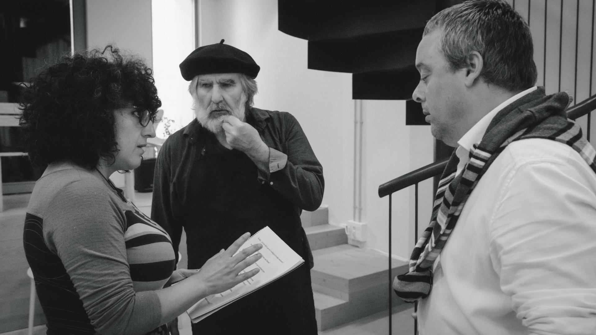 Johanna Moya, junto a los actores Toño Esparza (con boina) y Gorka Barandiaran, durante un ensayo de la obra 'El aire entre las hojas'