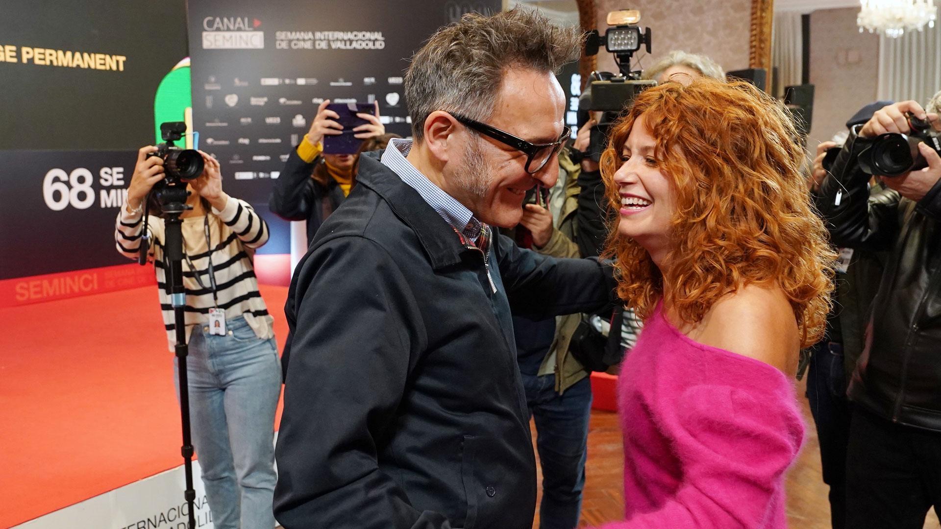 El director de la Seminci, José Luis Cienfuegos, felicita a la directora Laura Ferrés, tras la lectura del palmarés en la que su película 'La imagen permanente' ha obtenido la Espiga de Oro