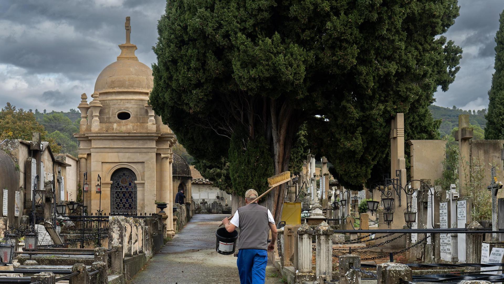 El cementerio se pone a punto estos días para las visitas que registrará de cara a la festividad de Todos los Santos.