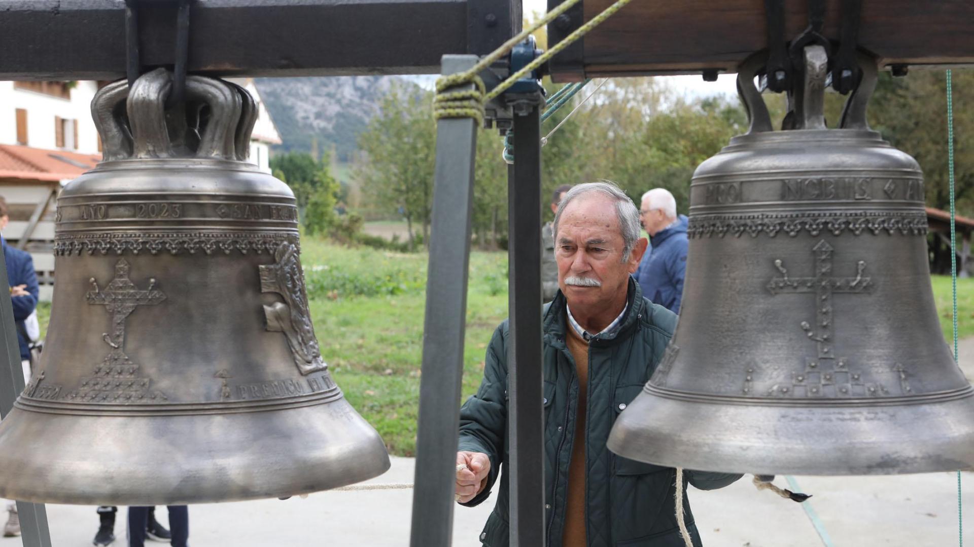 En la plaza cerca de la iglesia se colocaron dos campanas portátiles al alcance de todos.