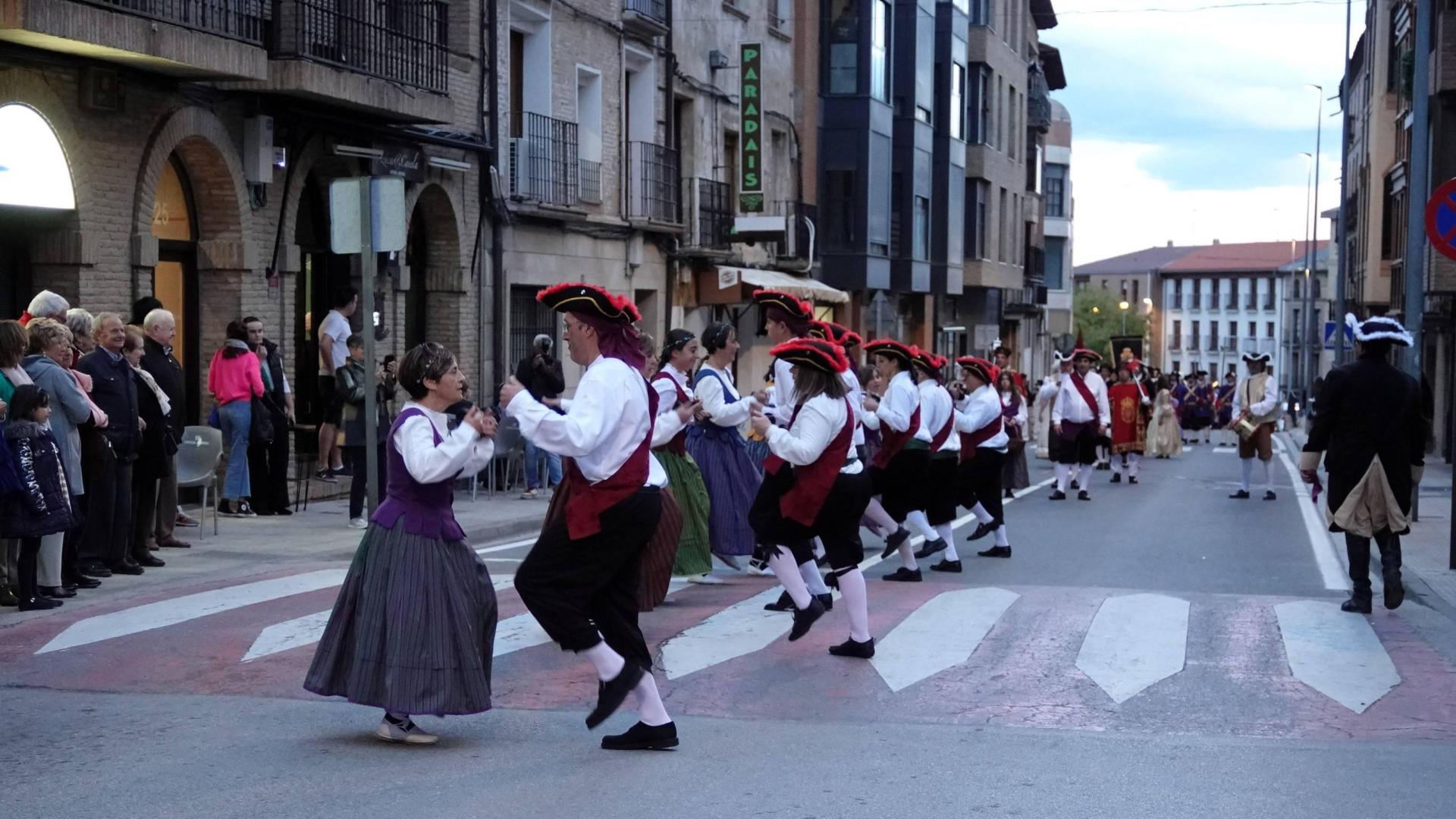 El grupo de danzas de Corella, con los gaiteros de Tudela, también participó en las jornadas.