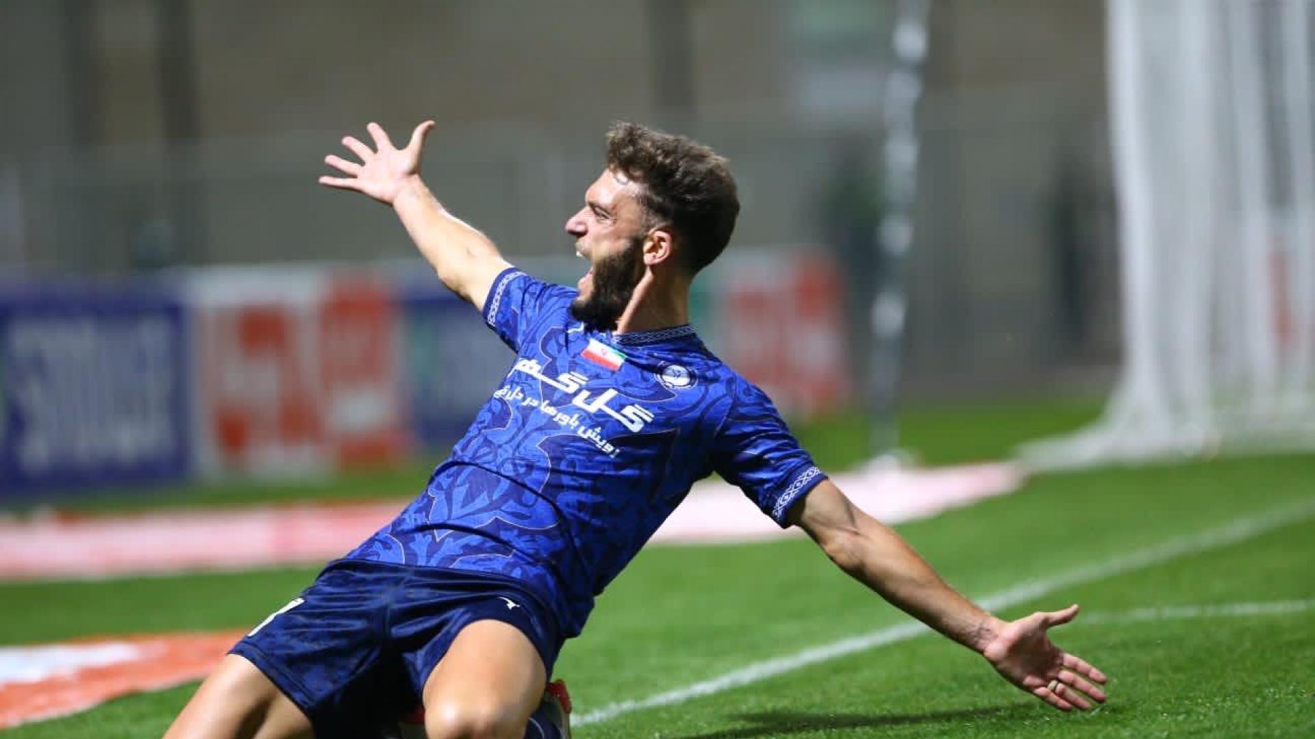 Roberto Torres celebra el gol de falta