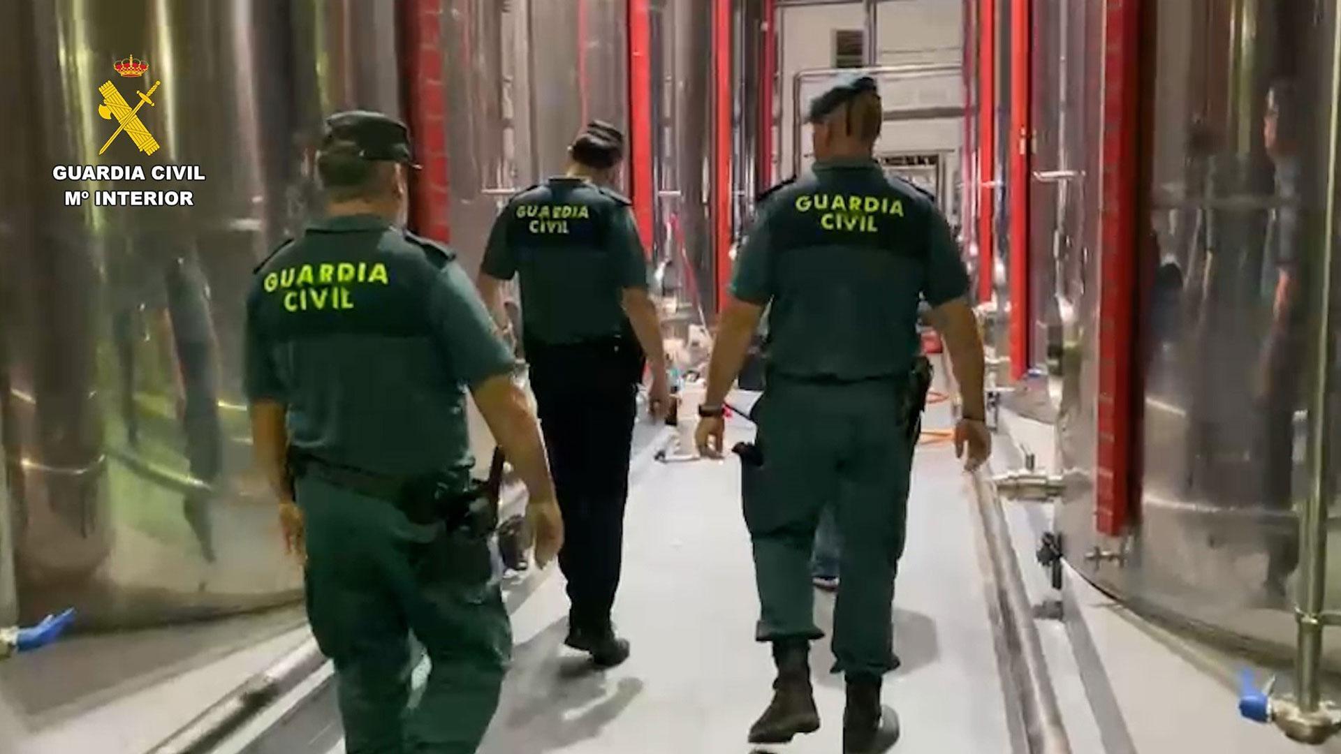Agentes de la Guardia Civil, en el el interior de una almazara de Carcabuey donde se cometió el robo de aceite