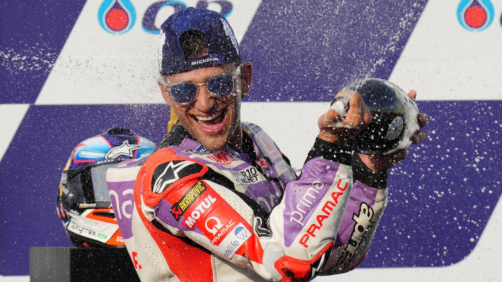 Jorge Martín celebra en el podio su doblete en el Gran Premio de Tailandia de MotoGP