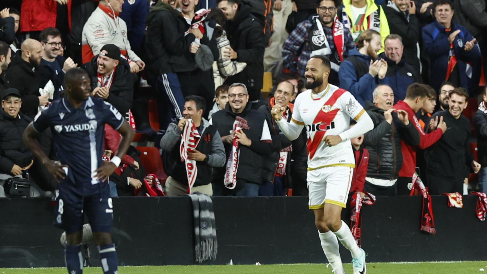 El jugador del Rayo Vayecano "Bebé" celebra el gol marcado en el último minuto.