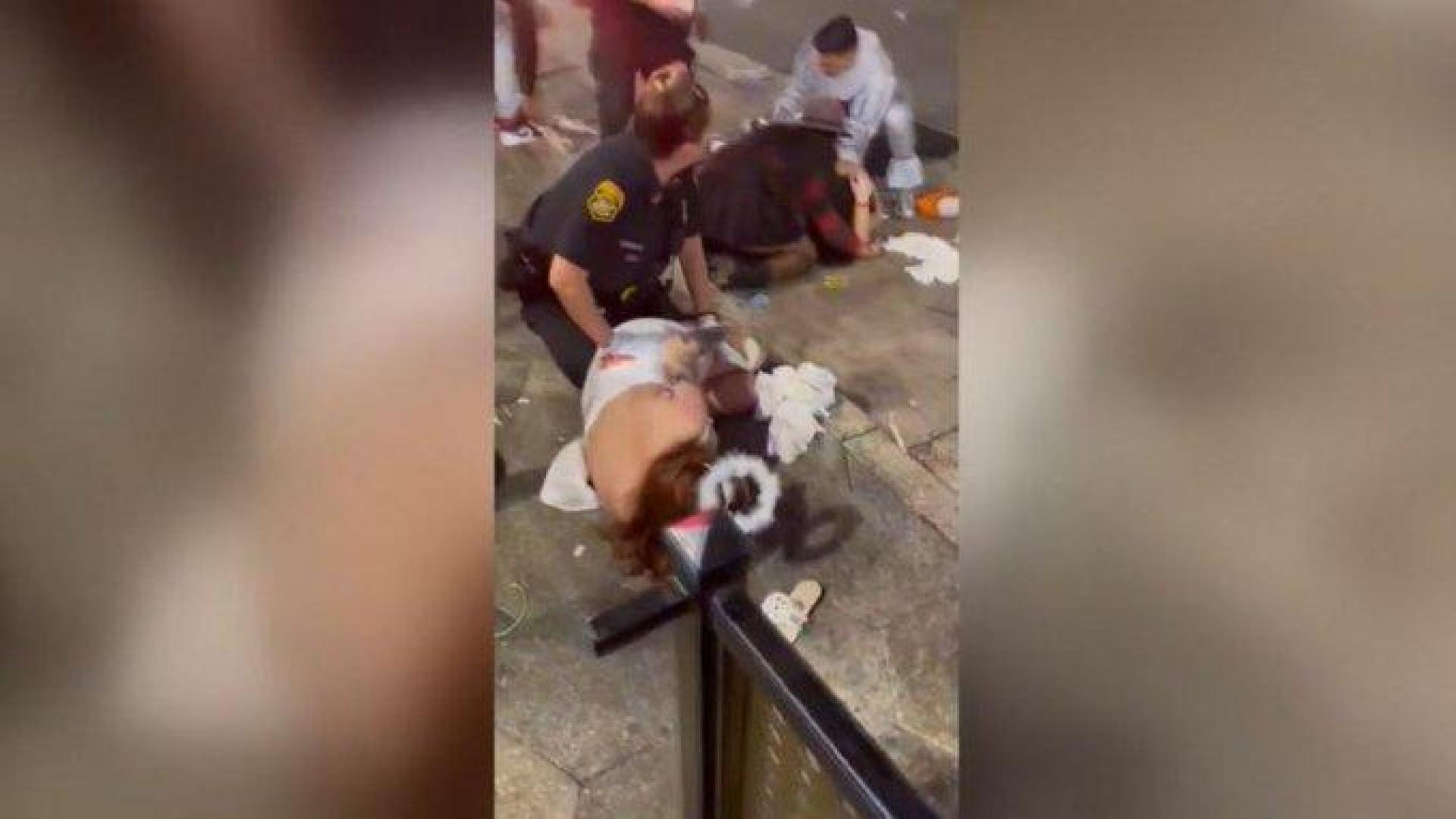 Una agente de policía atiende a una de las heridas en una imagen extraída de un vídeo tras el tiroteo