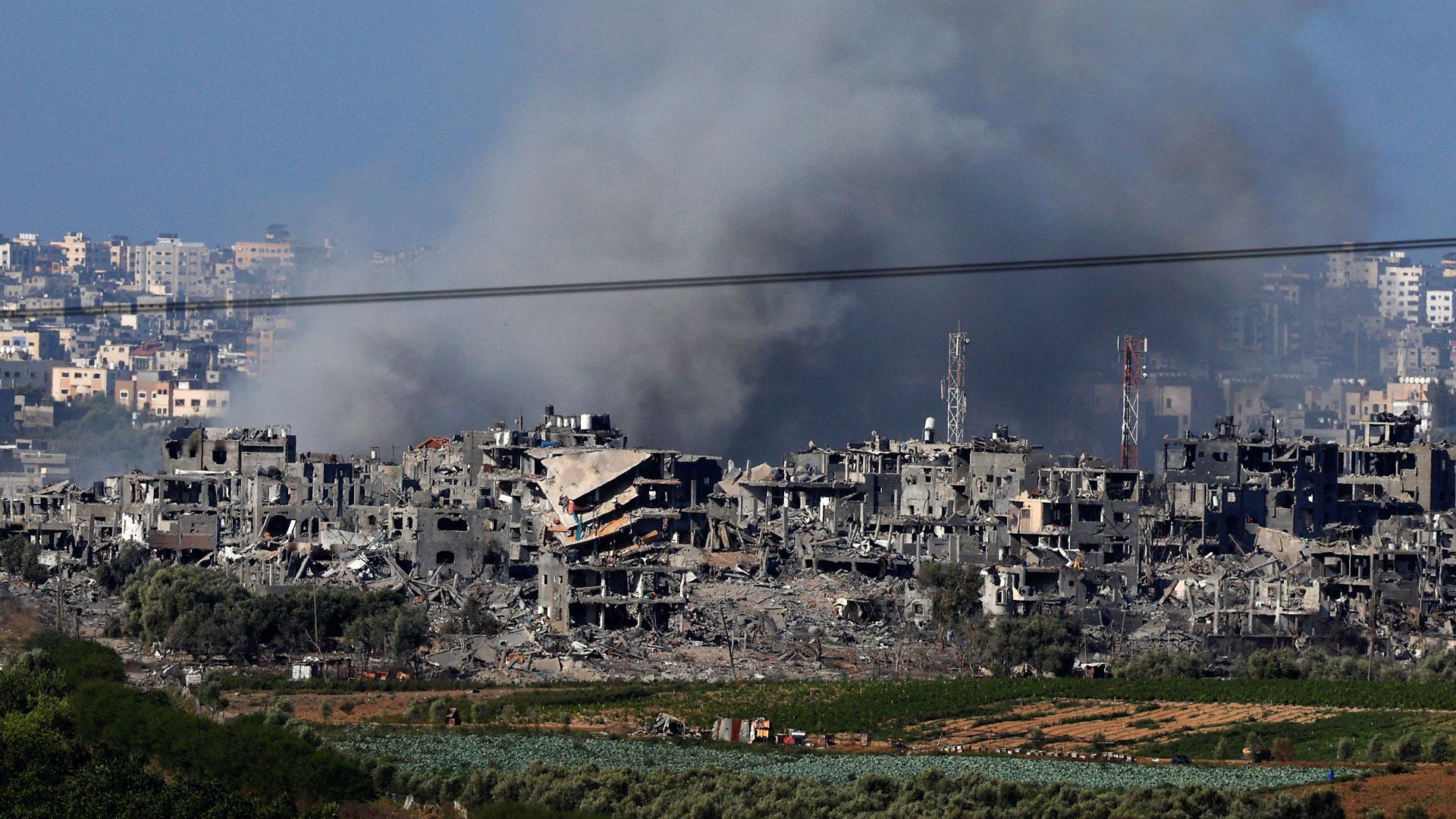 El humo de los bombardeos del ejército israelí se eleva sobre Gaza, visto desde el sur de Israel