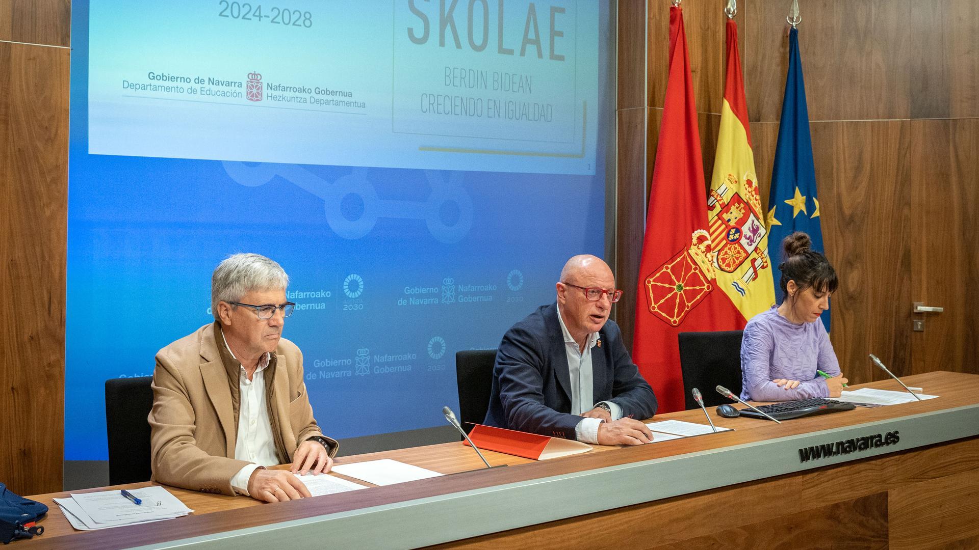 De izda a dcha: Gil Sevillano, Carlos Gimeno e Itziar Irazábal, ayer durante la rueda de prensa