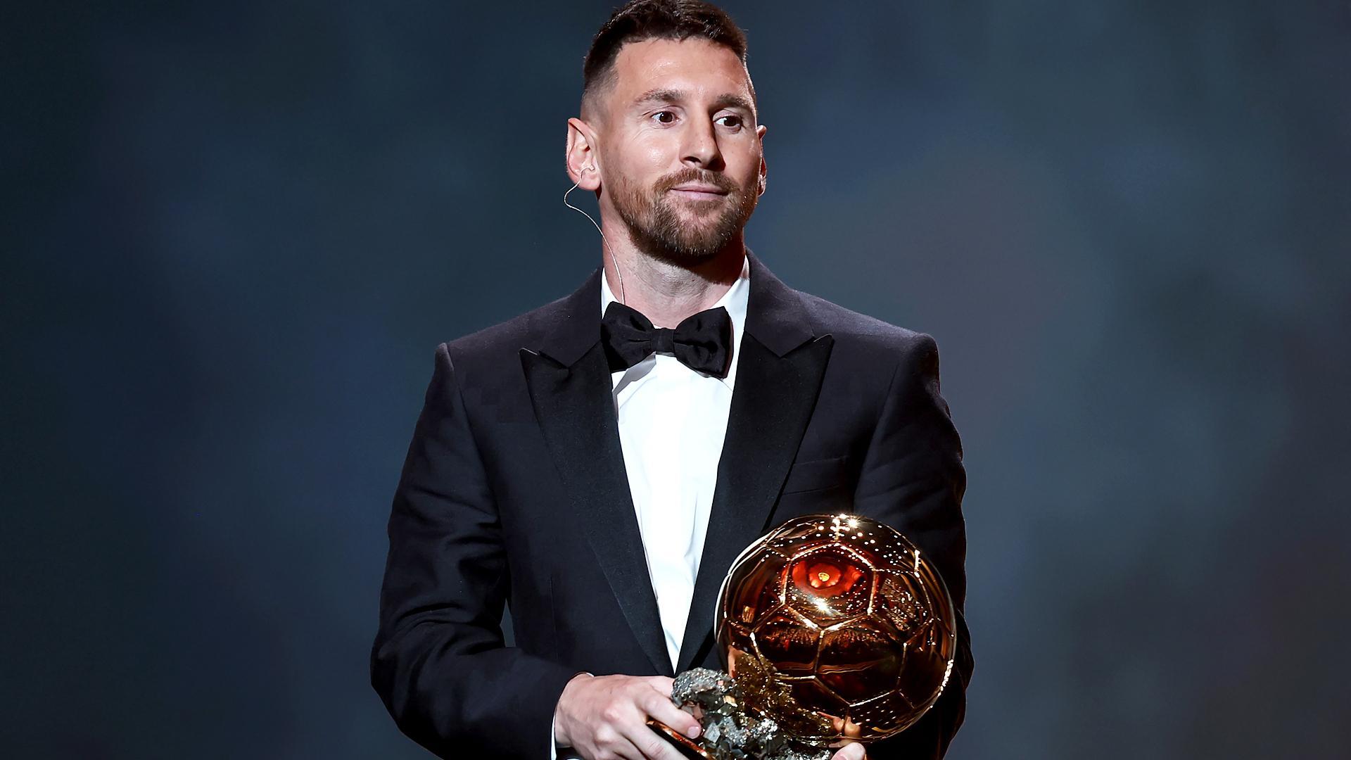 Leo Messi posa con su octavo Balón de Oro
