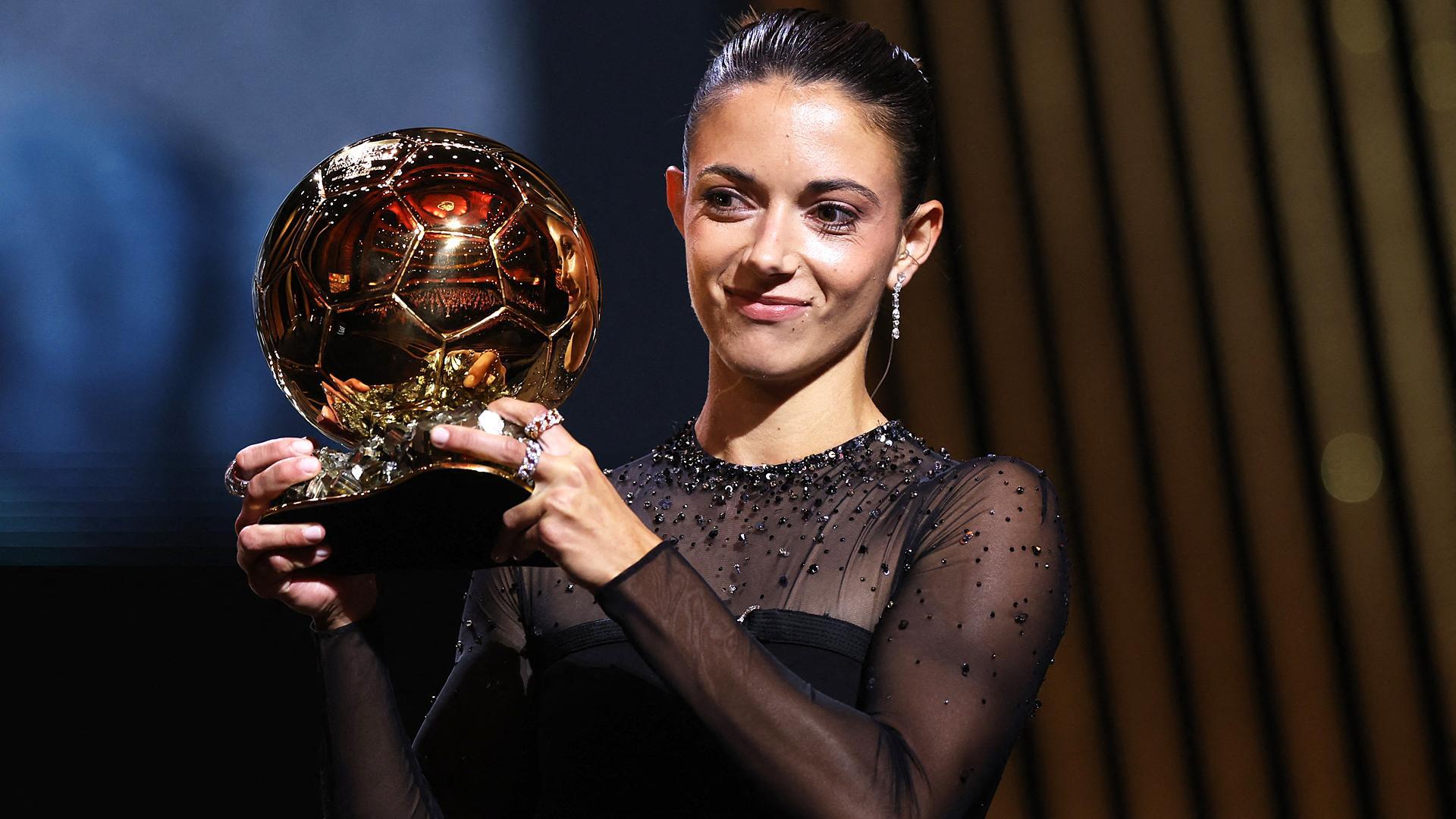 Aitana Bonmatí posa con el trofeo tras la gala de este lunes, 30 de octubre