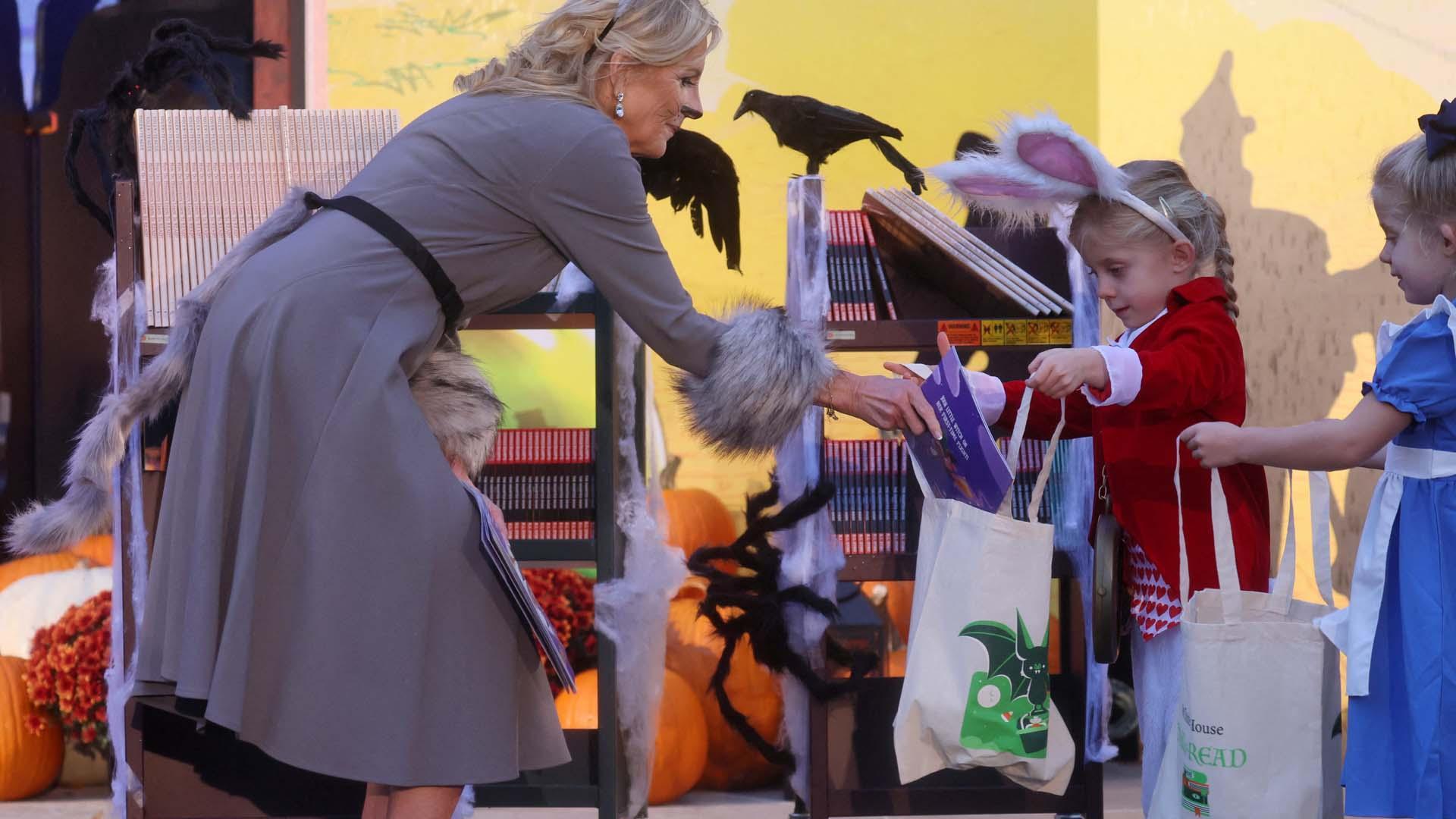Jill Biden entrega libros a los niños