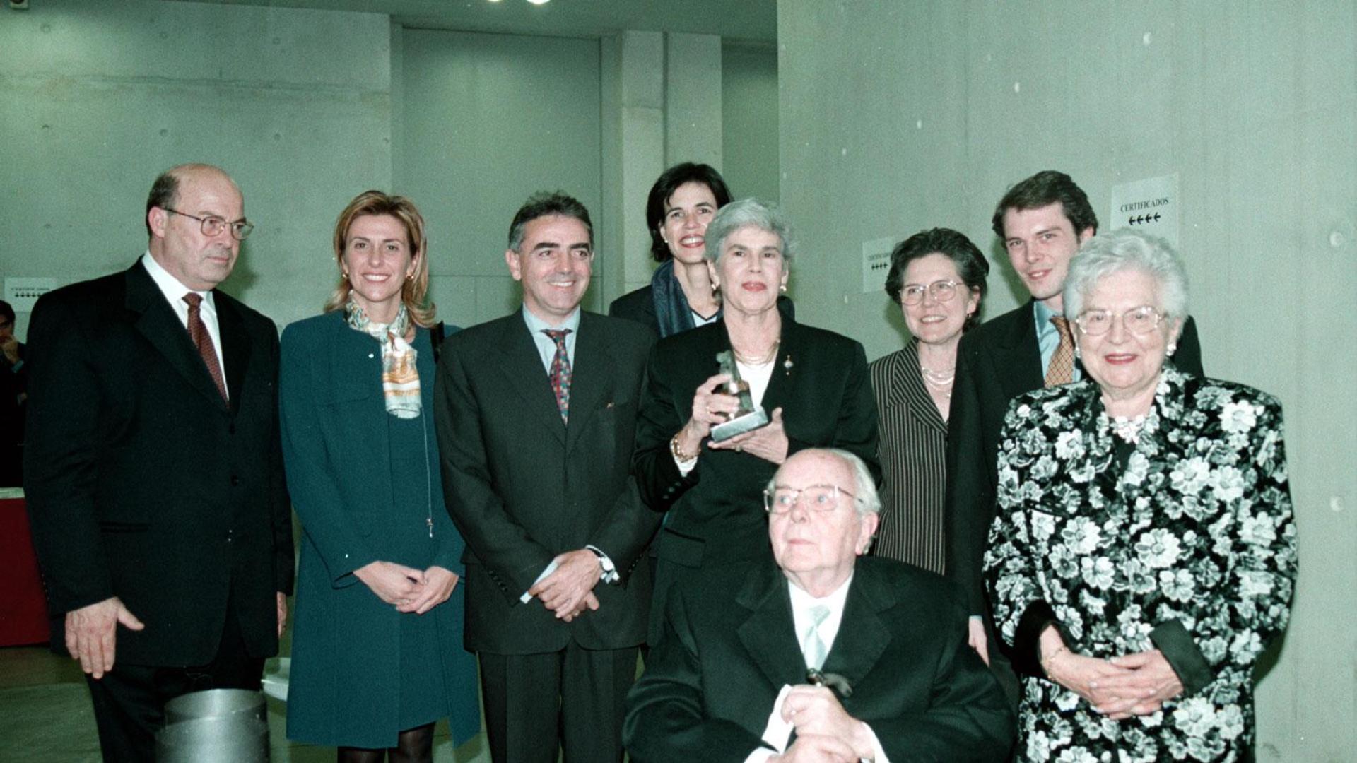 Violeta Chamorro (con el galardón), Luka Brajnovic (sentado), familia y autoridades, en la entrega del premio Brajnovic.