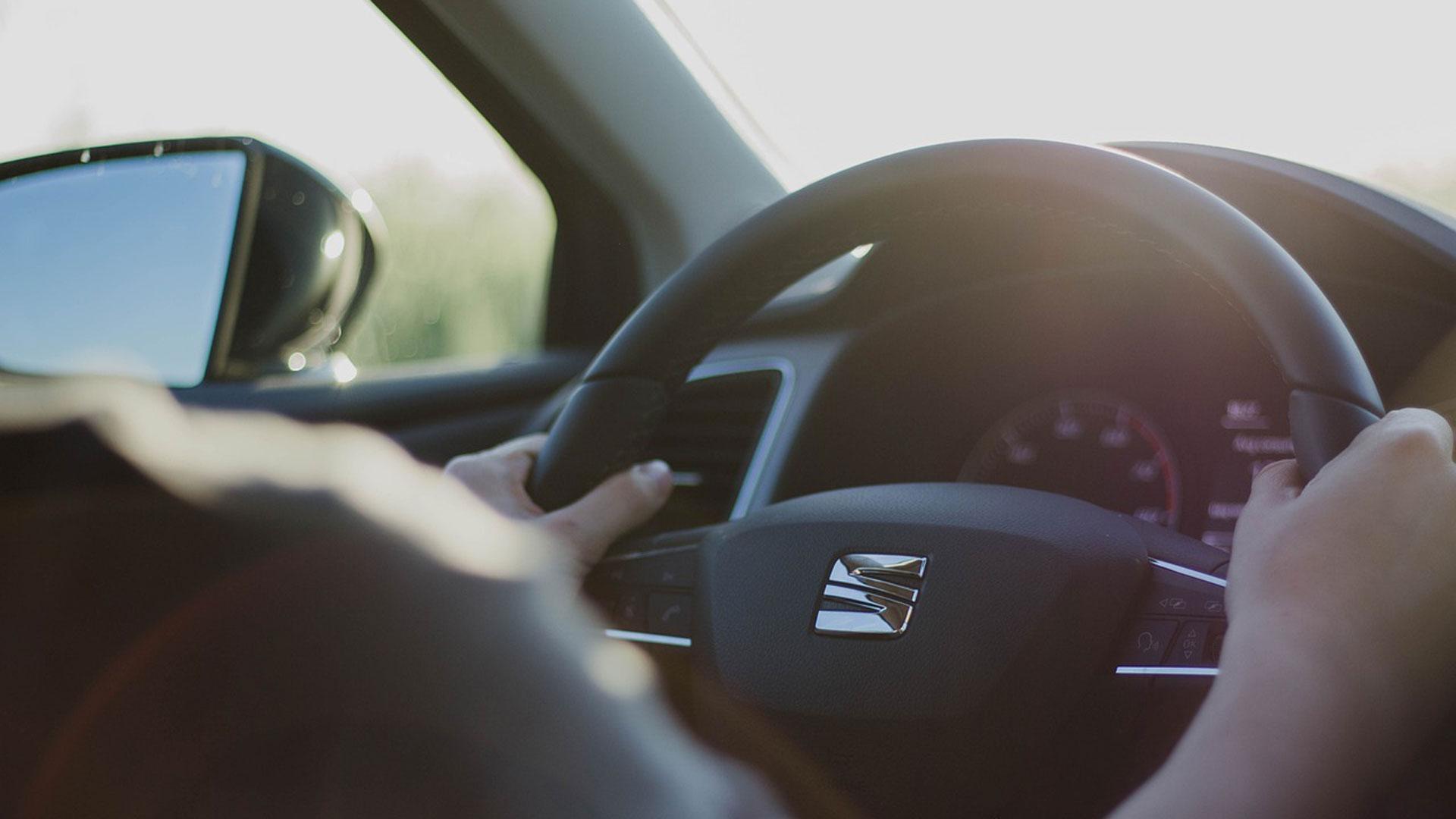 Un hombre conduciendo un vehículo
